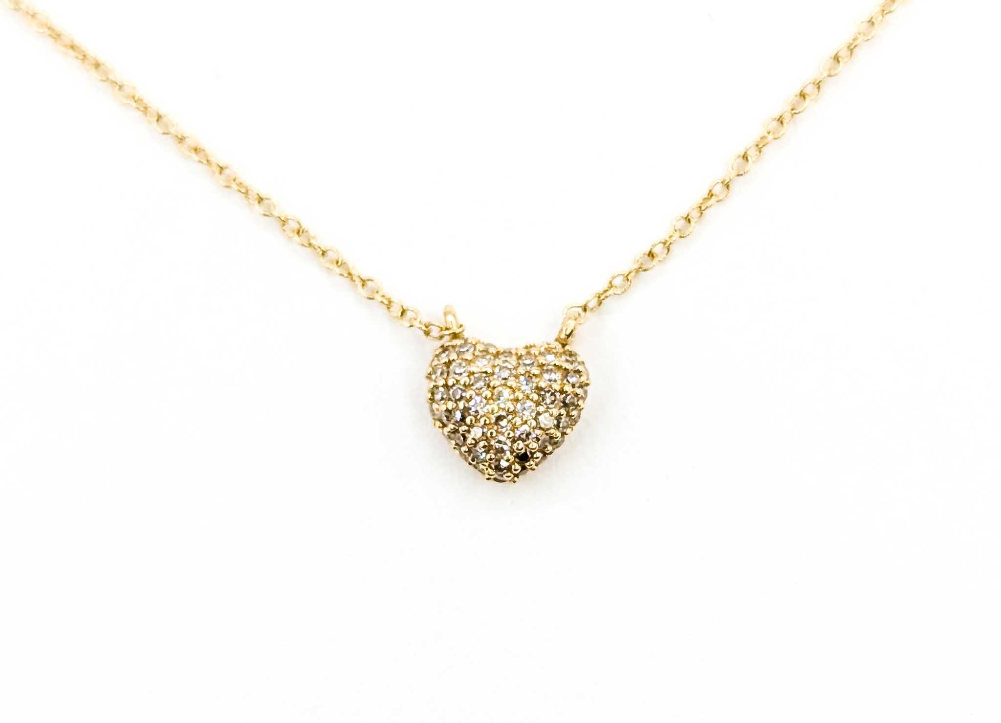 Collana con cuore di diamanti Pavé in oro giallo 14k

Questa collana è realizzata in oro giallo 14k e presenta un pavé di diamanti incastonati, con un design a cuore. I diamanti rotondi ammontano a 0.13ctw, quasi incolore con purezza I.

La collana