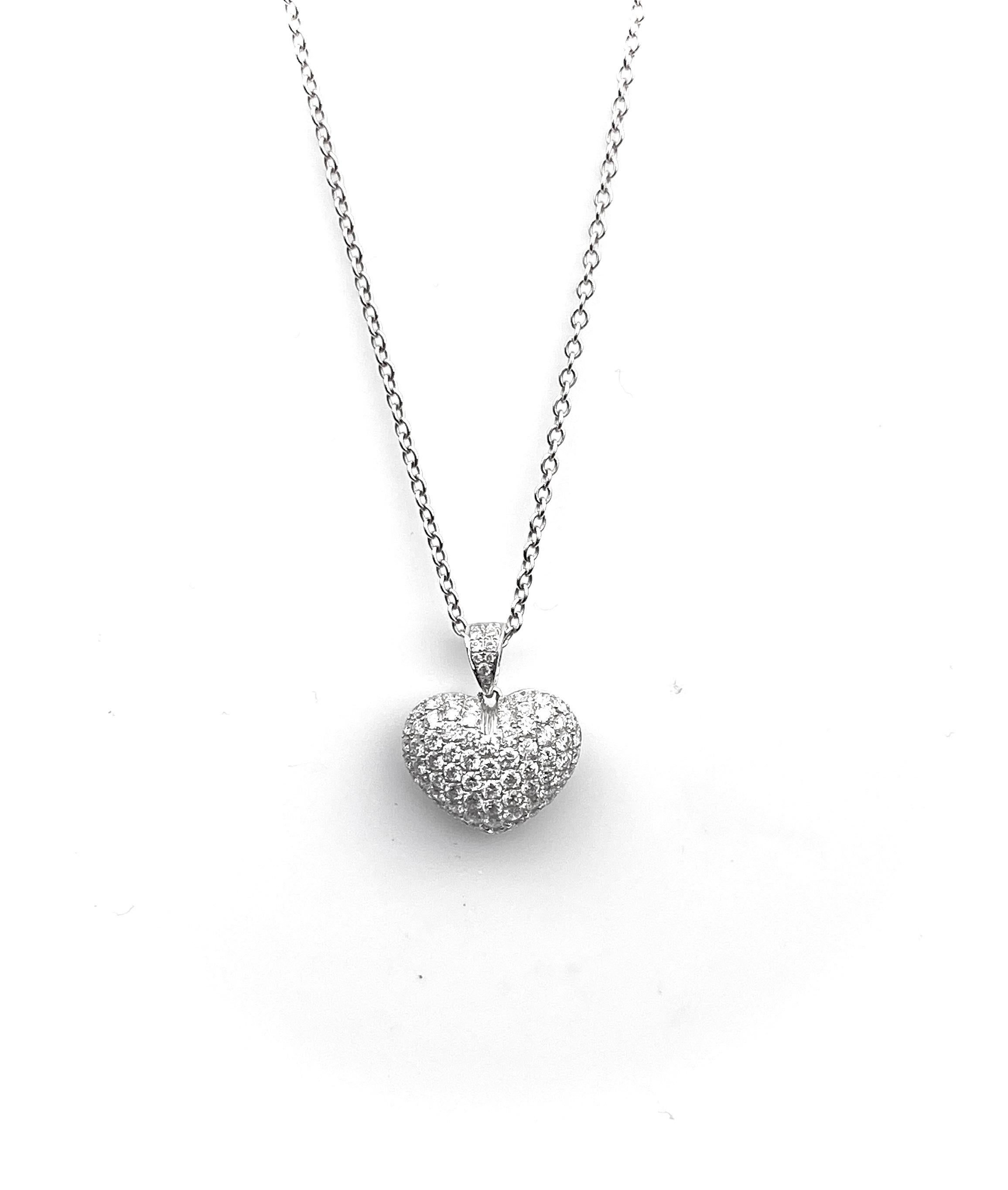 Round Cut Pavé Diamond Heart Pendant Necklace For Sale
