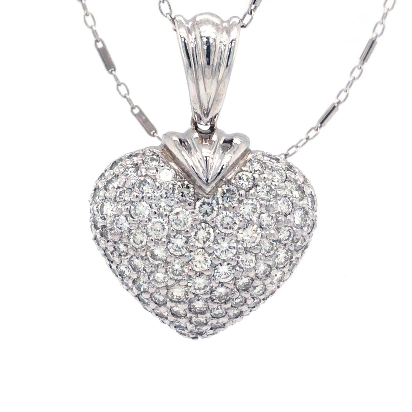 Un collier pendentif moderne en forme de cœur pavé, fabriqué en or blanc 18 carats.
Magnifique pendentif/collier en forme de cœur avec 3,5 ct de diamants naturels de taille ronde dans une superbe monture pavée. Il est également doté d'un or blanc