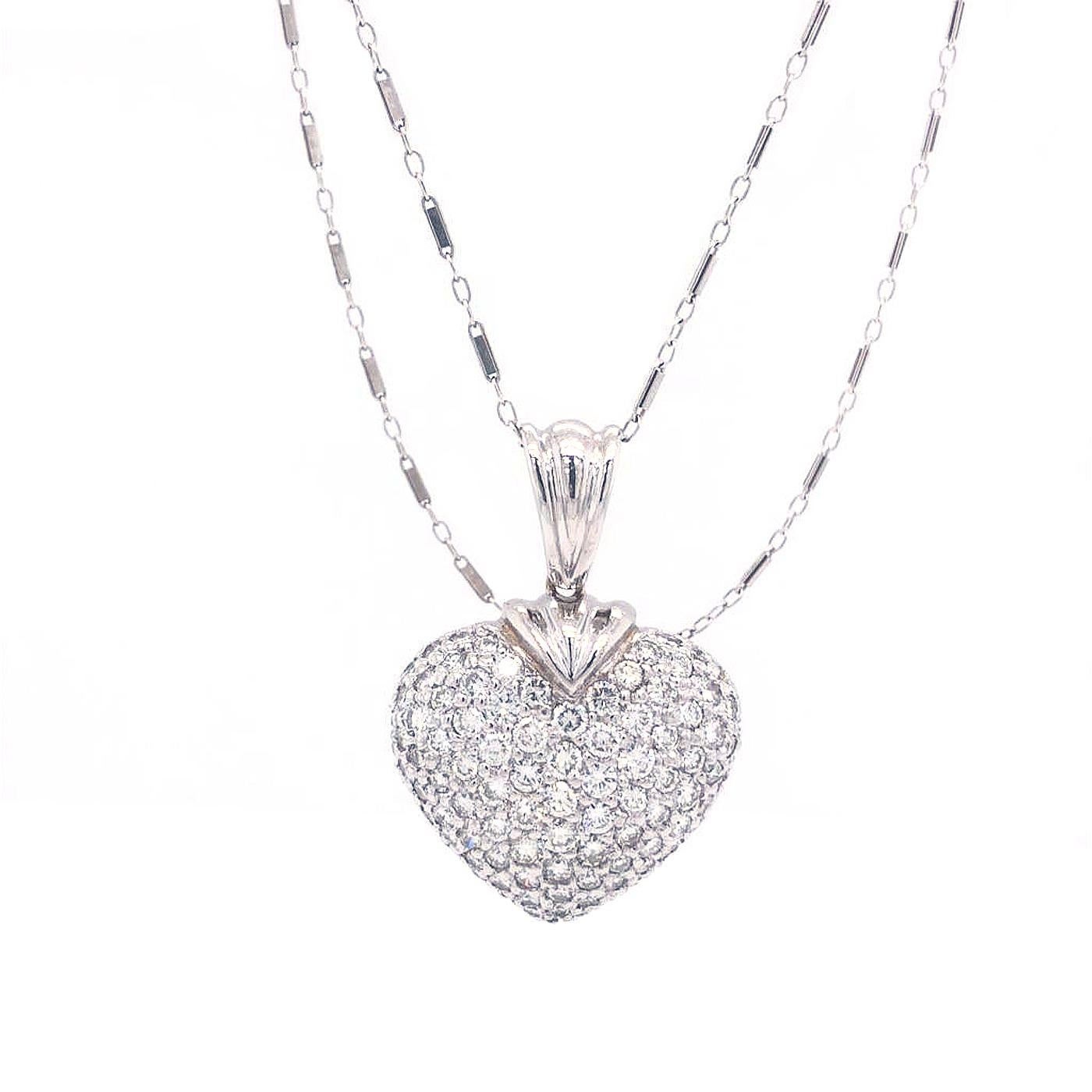 Moderniste  Collier pendentif en forme de cœur en or blanc 18 carats avec pavé de diamants en vente