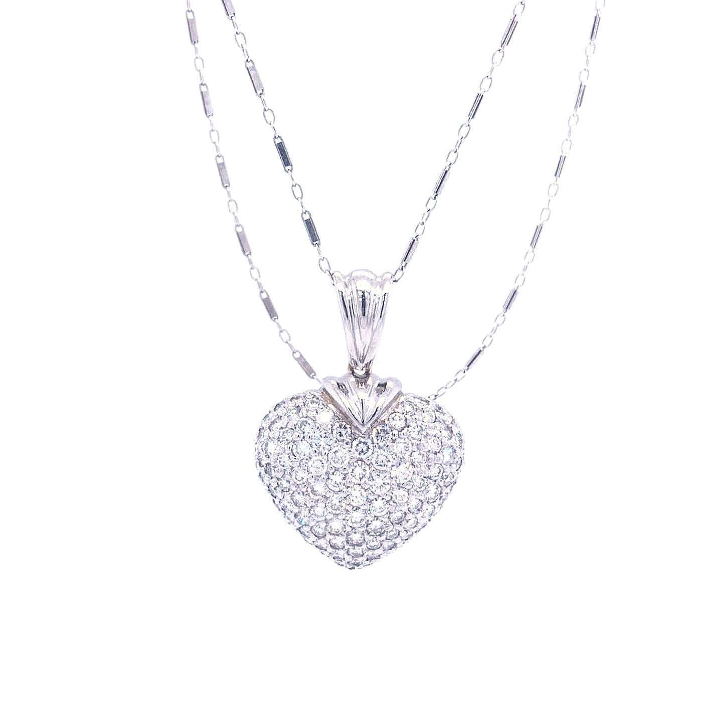 Taille ronde  Collier pendentif en forme de cœur en or blanc 18 carats avec pavé de diamants en vente
