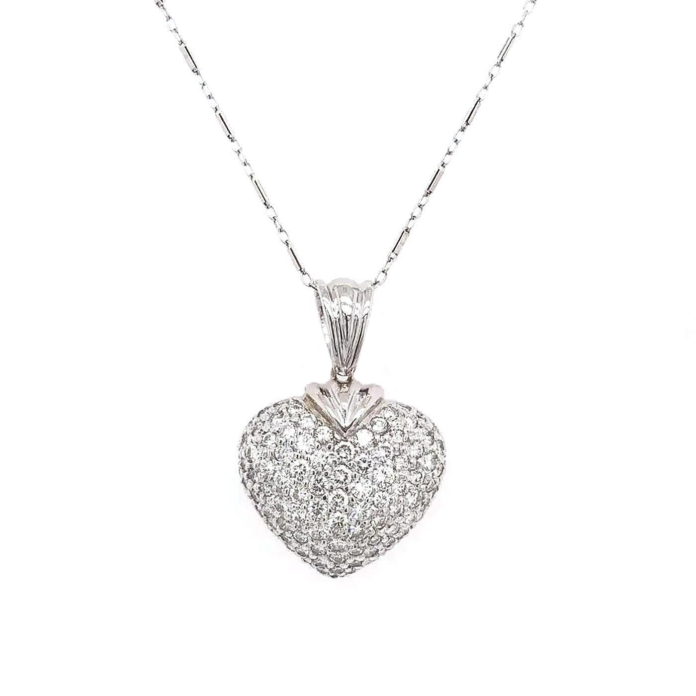  Collier pendentif en forme de cœur en or blanc 18 carats avec pavé de diamants Excellent état - En vente à Aventura, FL