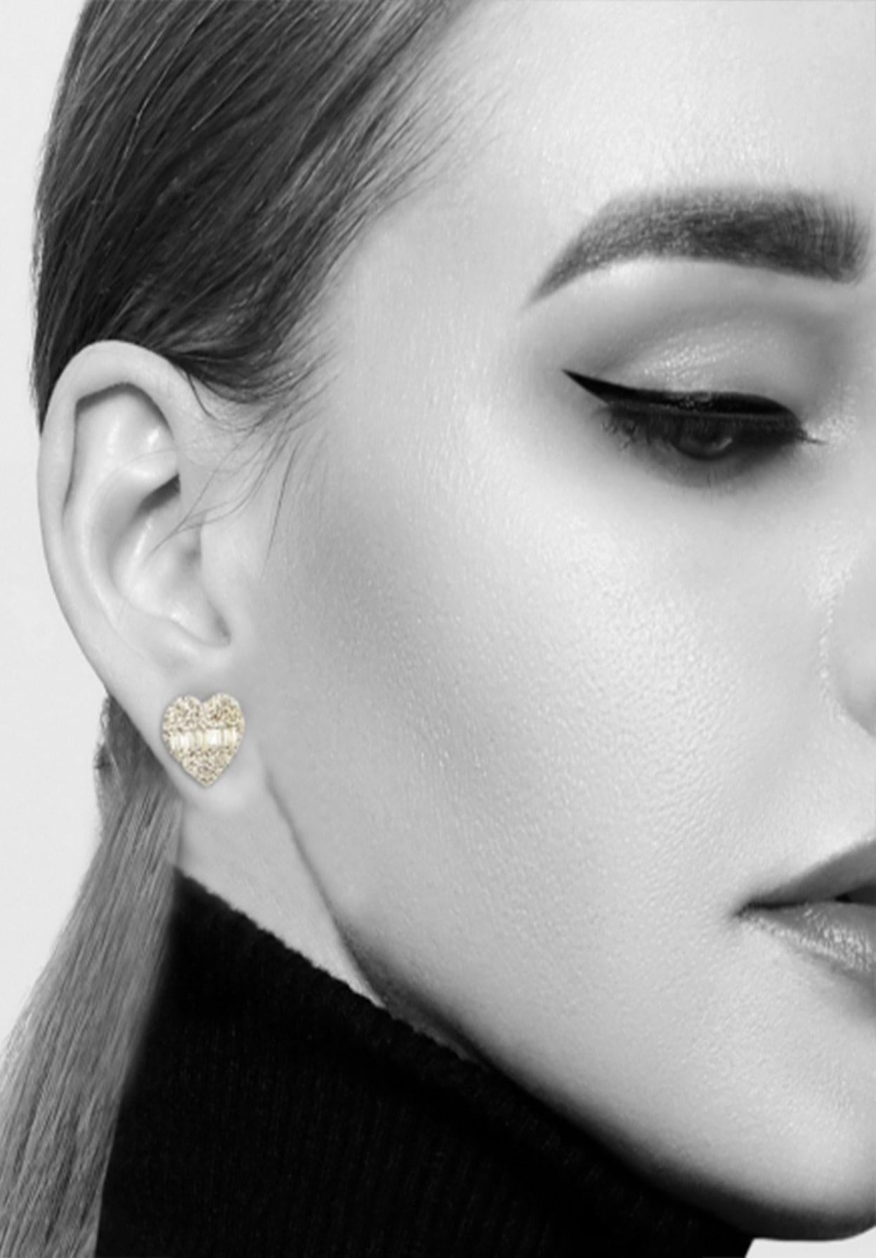 Délicatement façonnées pour une touche d'élégance, ces boucles d'oreilles Pave Diamond Heart en or jaune 14K sont le symbole parfait de l'amour et du luxe. Doté d'un superbe arrangement de diamants naturels, le design en forme de cœur ajoute une