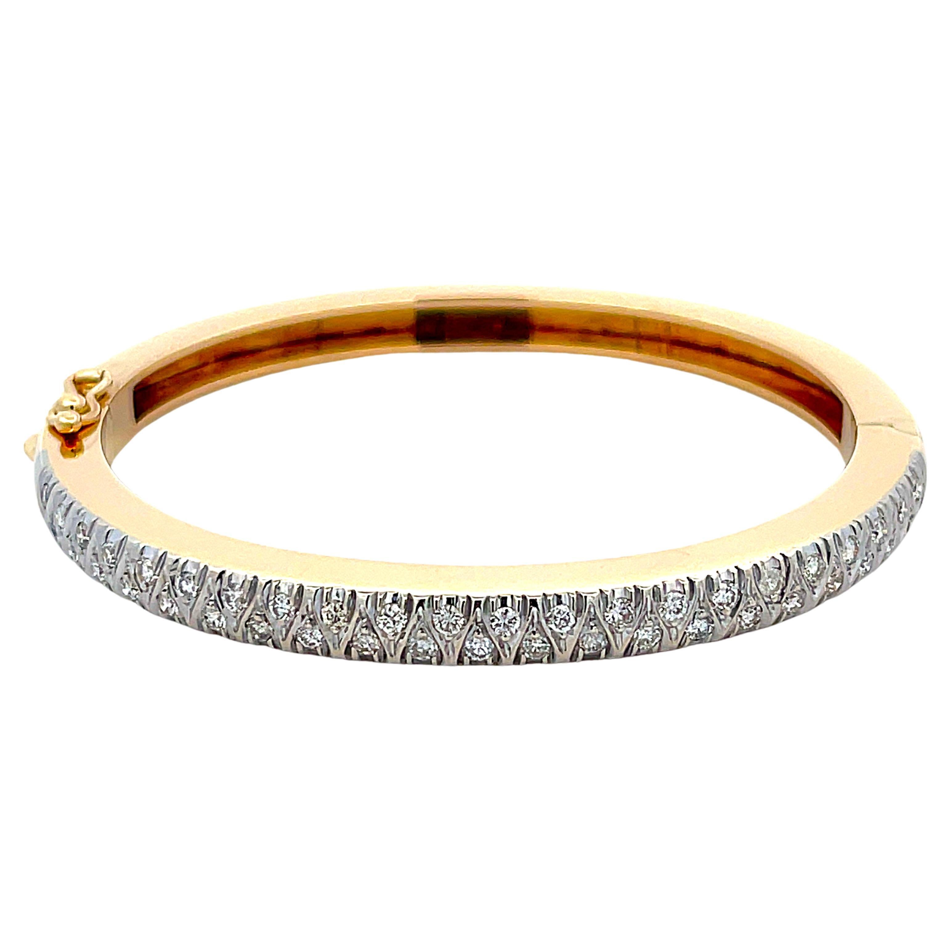 Bracelet jonc à charnière en or jaune 14 carats avec diamants pavés