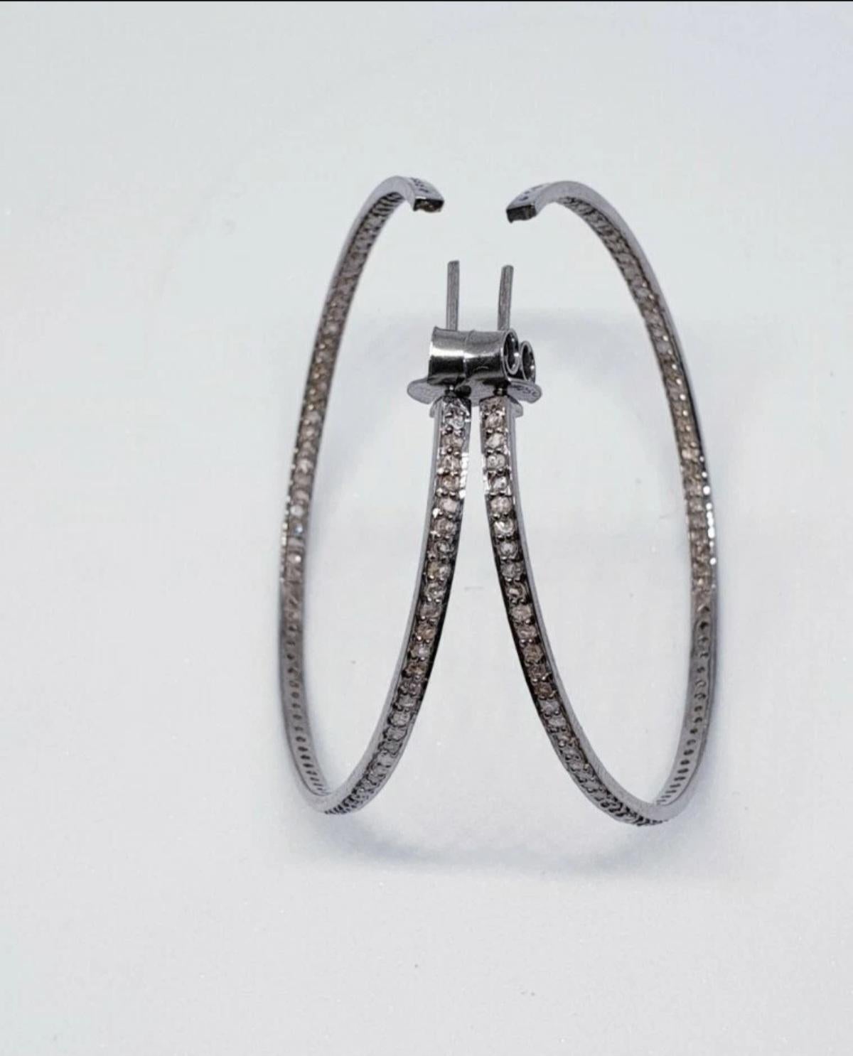 Orecchini a cerchio con diamanti Pave in argento 925 per un regalo di anniversario.

Stile
Cerchio
Purezza del metallo
925 parti per 1000
Peso totale dei carati
1.50 - 1.74
Metallo di base
Argento Sterling, 925 parti per 1000
Peso del diamante
1,50