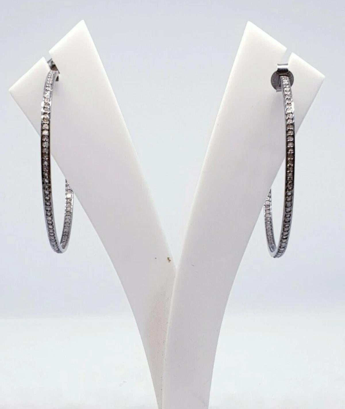 Taglio rotondo Orecchini a cerchio con diamanti Pave in argento 925 per un regalo di anniversario. in vendita