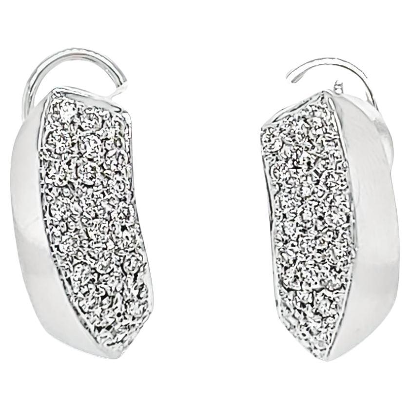 Boucles d'oreilles Huggie avec diamant pavé et arête tranchante