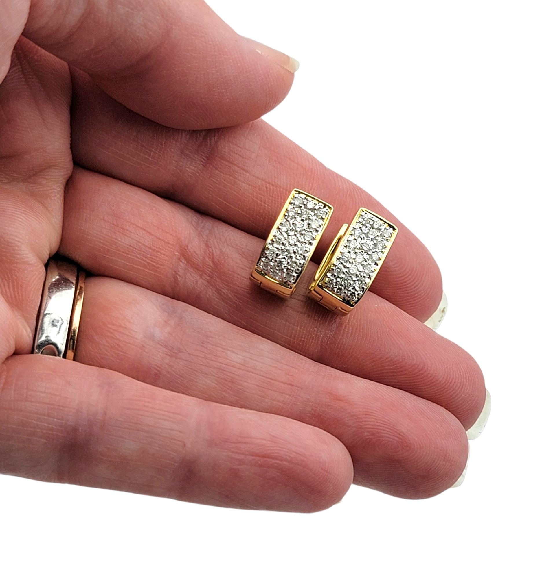 Orecchini Pavé Diamond Huggie Hoop in oro giallo e bianco lucido 14 carati in vendita 4