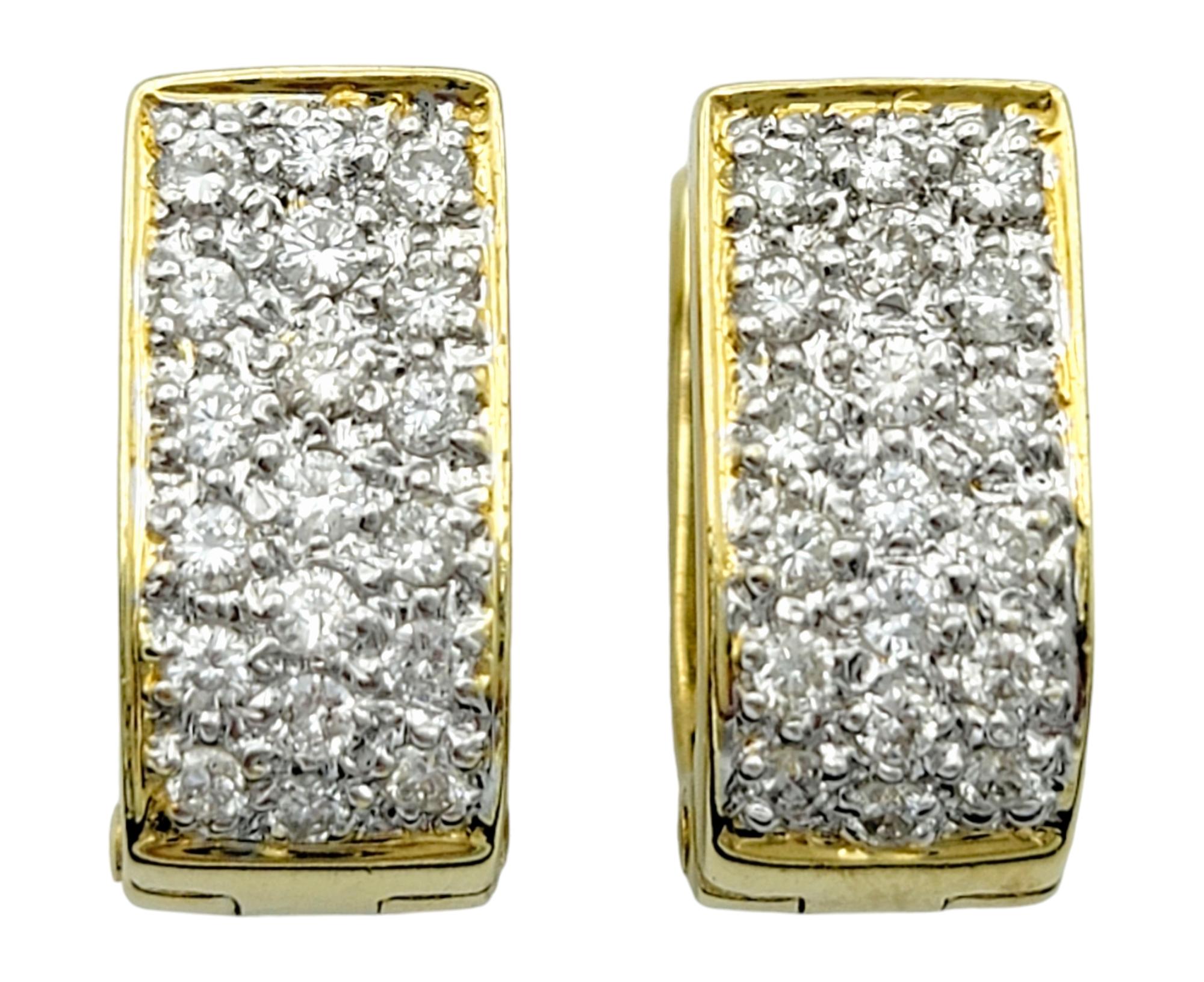 Eleganza senza tempo con questi squisiti orecchini a cerchio, una straordinaria fusione di design classico e raffinatezza moderna. Realizzati in un lussuoso mix di oro bianco e giallo da 14 carati, questi orecchini sono il perfetto connubio tra