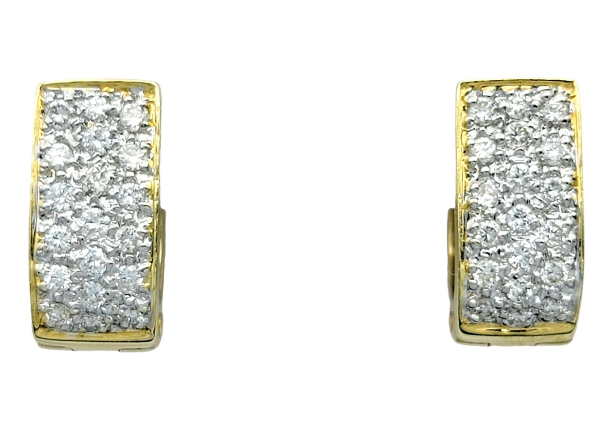 Contemporaneo Orecchini Pavé Diamond Huggie Hoop in oro giallo e bianco lucido 14 carati in vendita