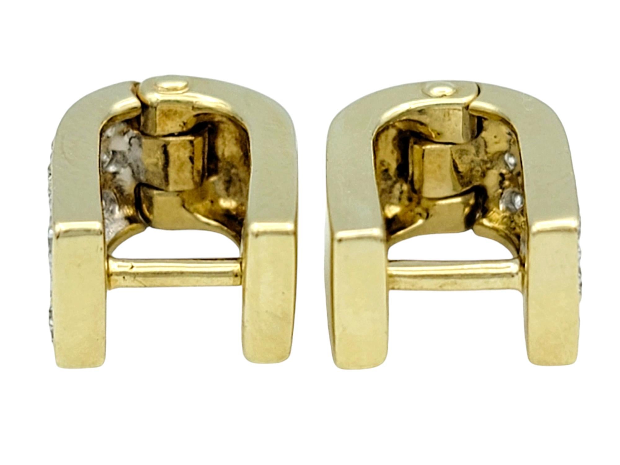 Taglio rotondo Orecchini Pavé Diamond Huggie Hoop in oro giallo e bianco lucido 14 carati in vendita