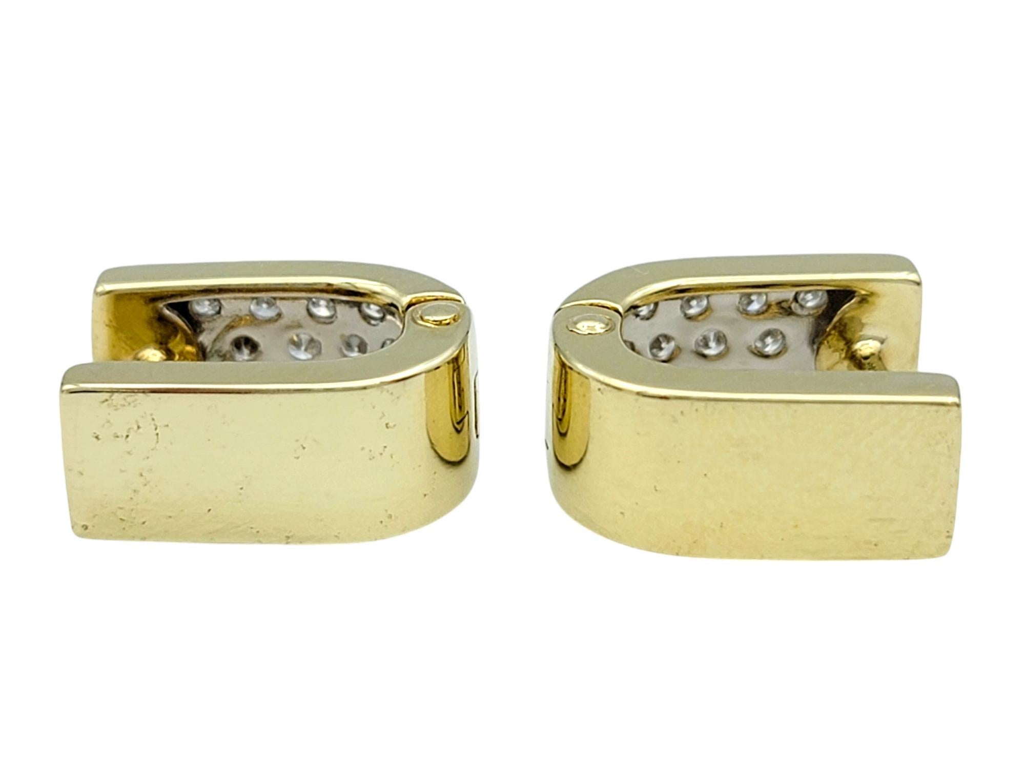 Orecchini Pavé Diamond Huggie Hoop in oro giallo e bianco lucido 14 carati In condizioni buone in vendita a Scottsdale, AZ