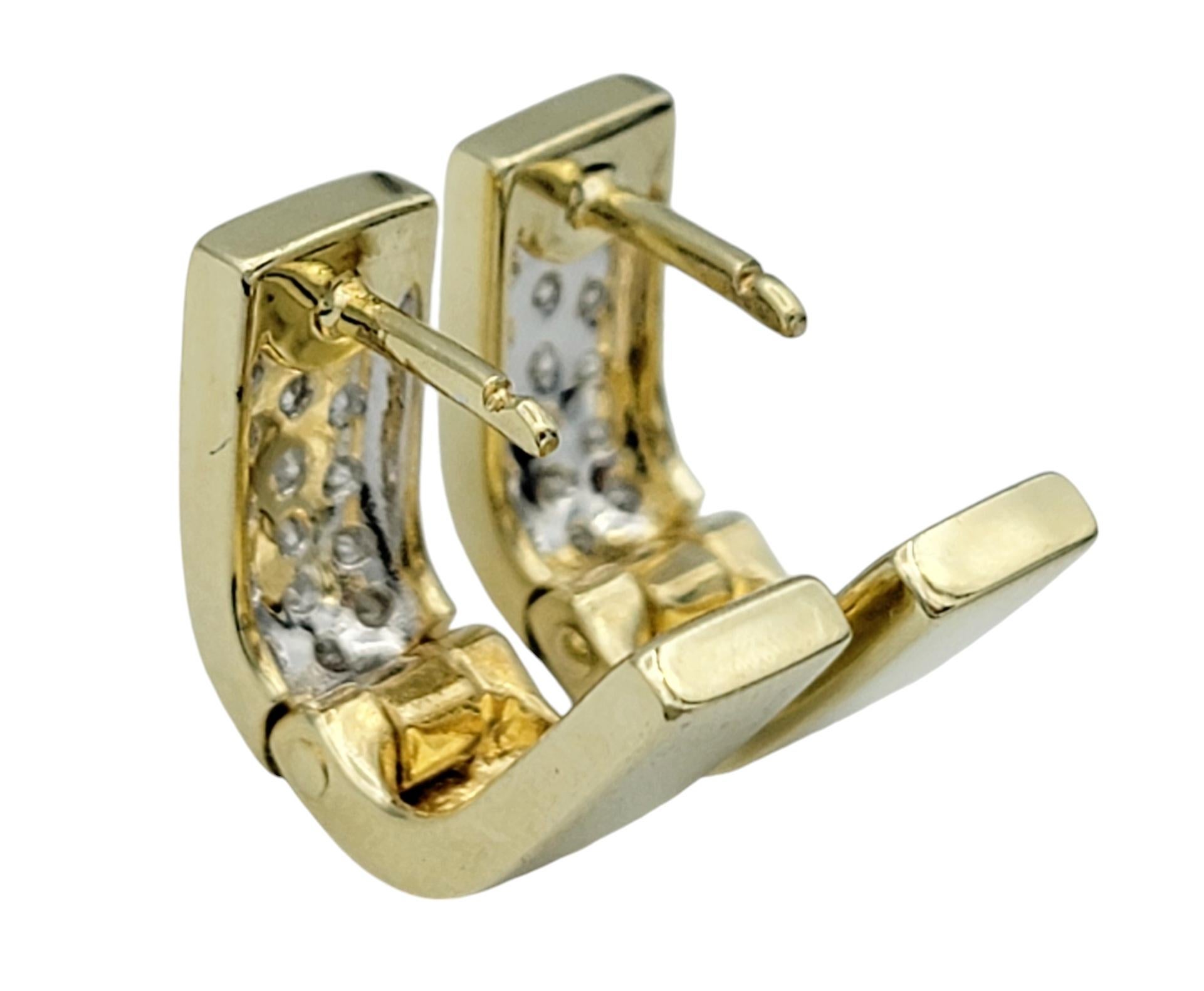 Donna Orecchini Pavé Diamond Huggie Hoop in oro giallo e bianco lucido 14 carati in vendita
