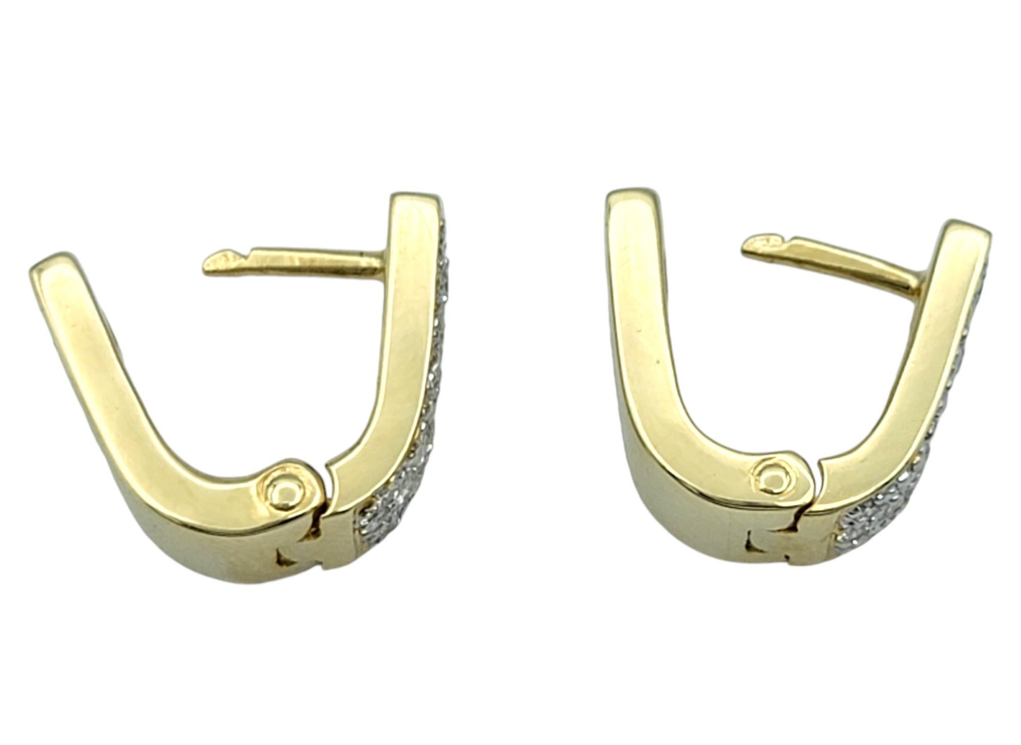 Orecchini Pavé Diamond Huggie Hoop in oro giallo e bianco lucido 14 carati in vendita 1