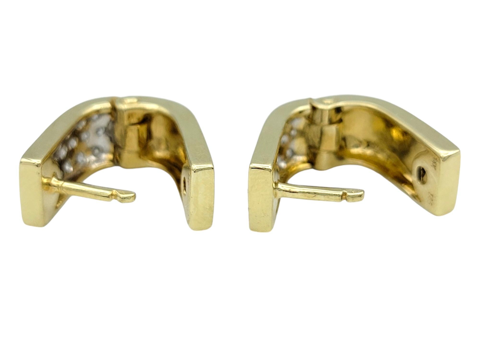 Orecchini Pavé Diamond Huggie Hoop in oro giallo e bianco lucido 14 carati in vendita 2