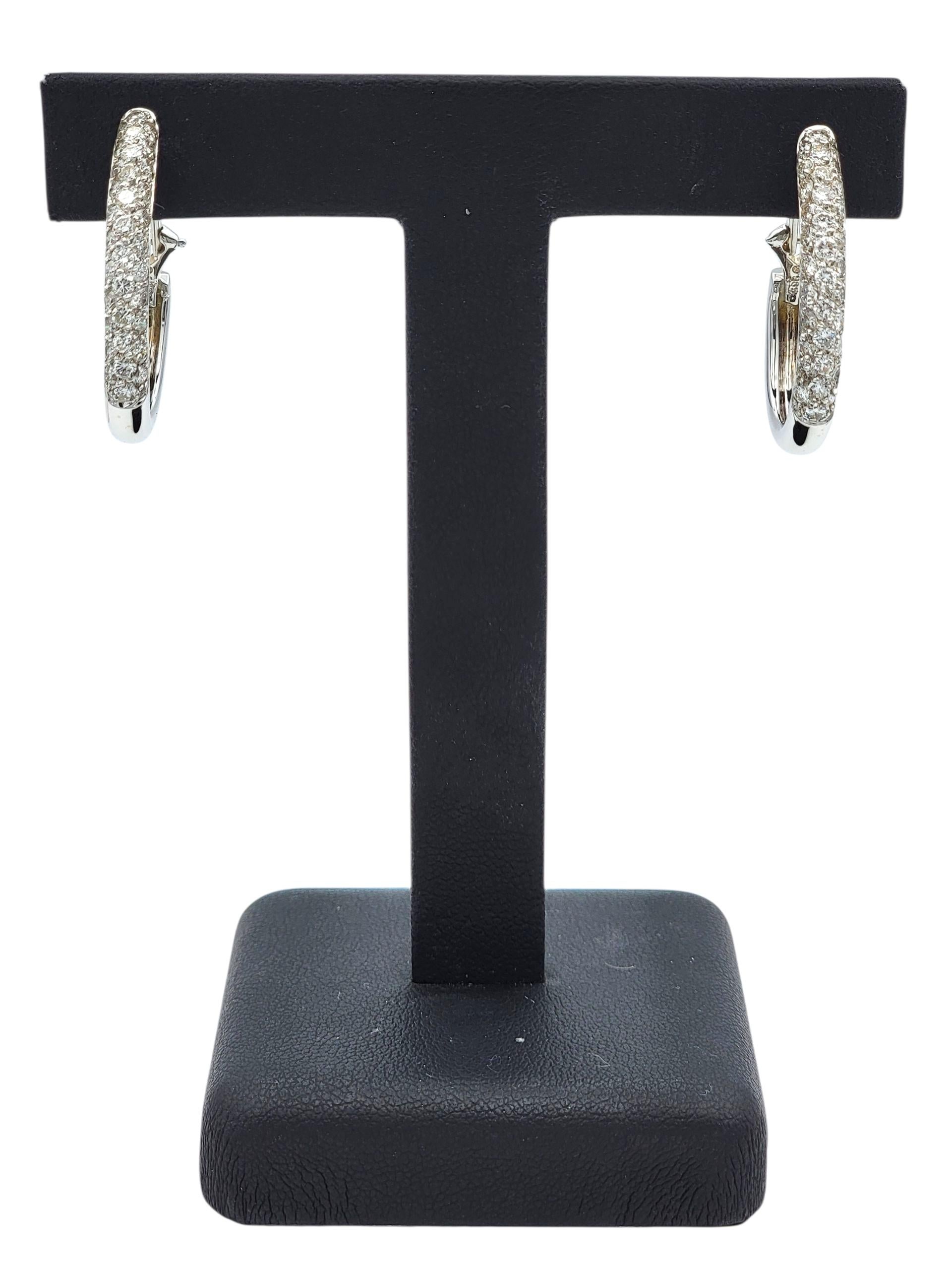 Orecchini Pavé con diamante J Hoop Omega Back in oro bianco lucido 14 carati in vendita 4