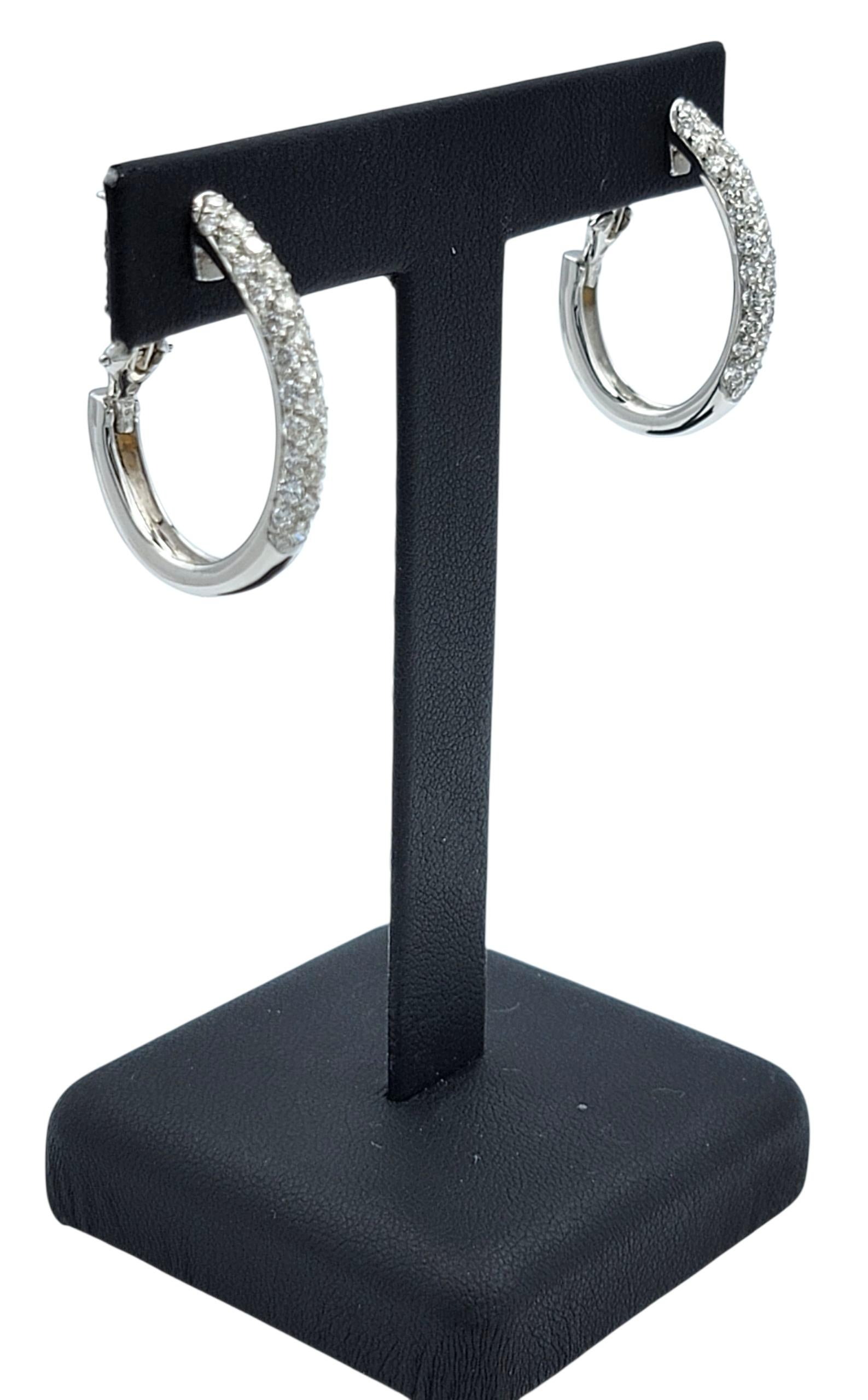 Orecchini Pavé con diamante J Hoop Omega Back in oro bianco lucido 14 carati in vendita 5