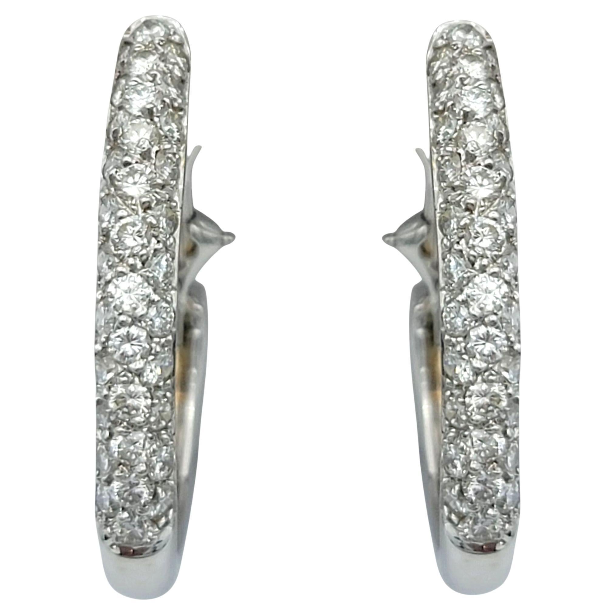Questi eleganti orecchini a cerchio a J danno un tocco contemporaneo a una silhouette classica. Realizzato in oro bianco da 14 carati, ogni cerchio è tempestato di file di diamanti rotondi taglio brillante che brillano a ogni movimento. I dorsi a