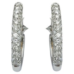 Pendientes de oro blanco pulido de 14 quilates con pavé de diamantes y aro en J