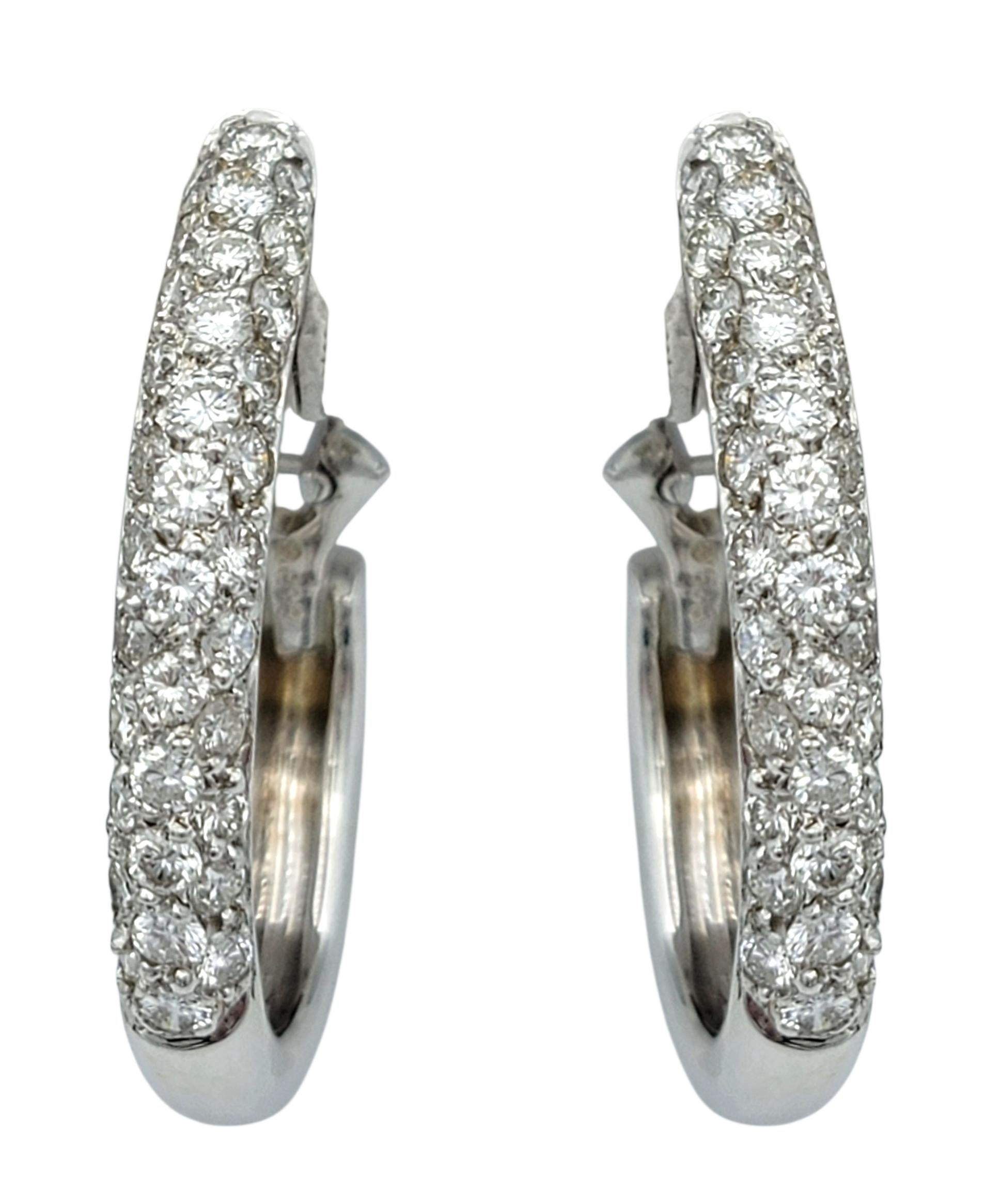 Contemporaneo Orecchini Pavé con diamante J Hoop Omega Back in oro bianco lucido 14 carati in vendita
