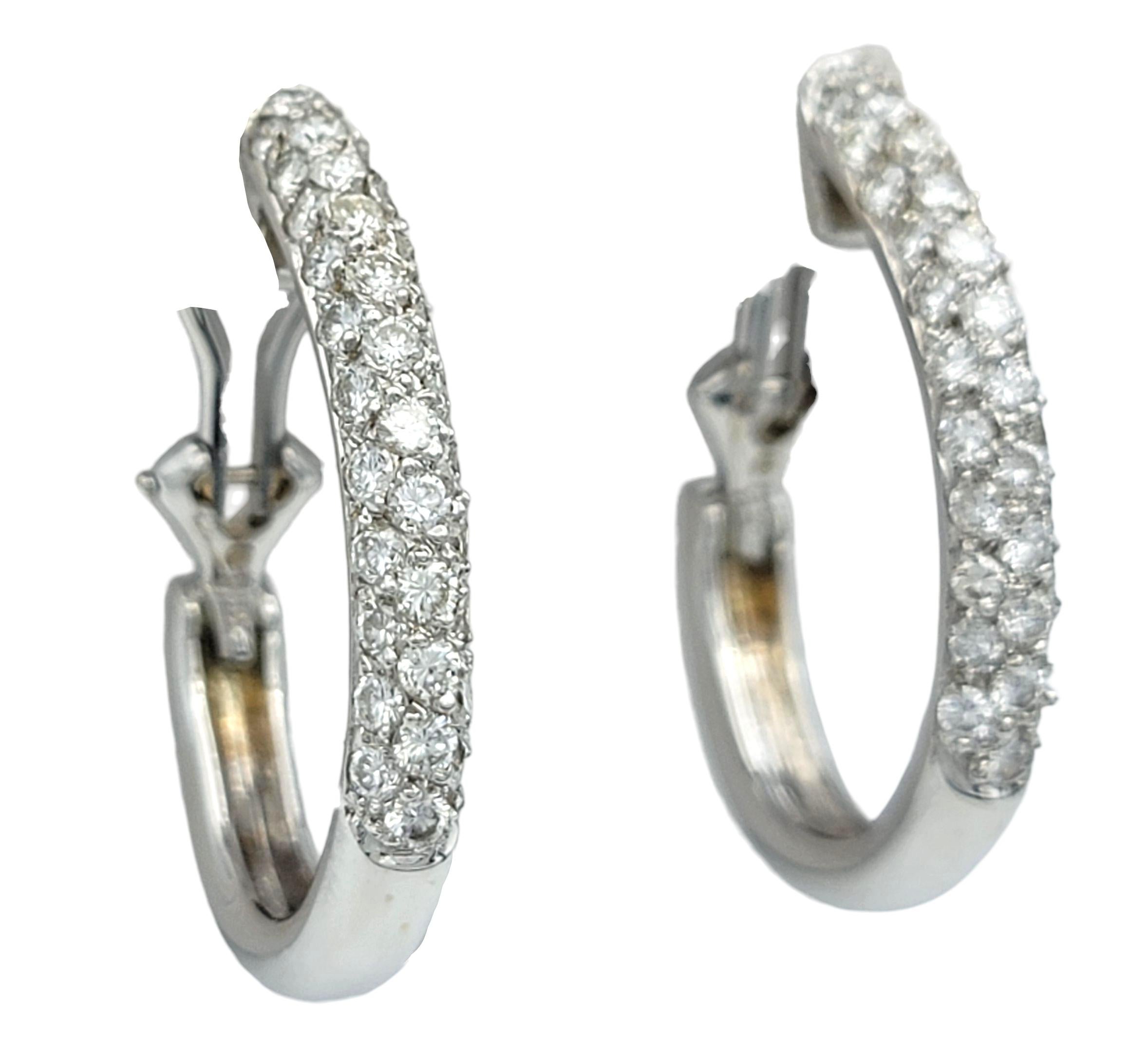 Taglio rotondo Orecchini Pavé con diamante J Hoop Omega Back in oro bianco lucido 14 carati in vendita