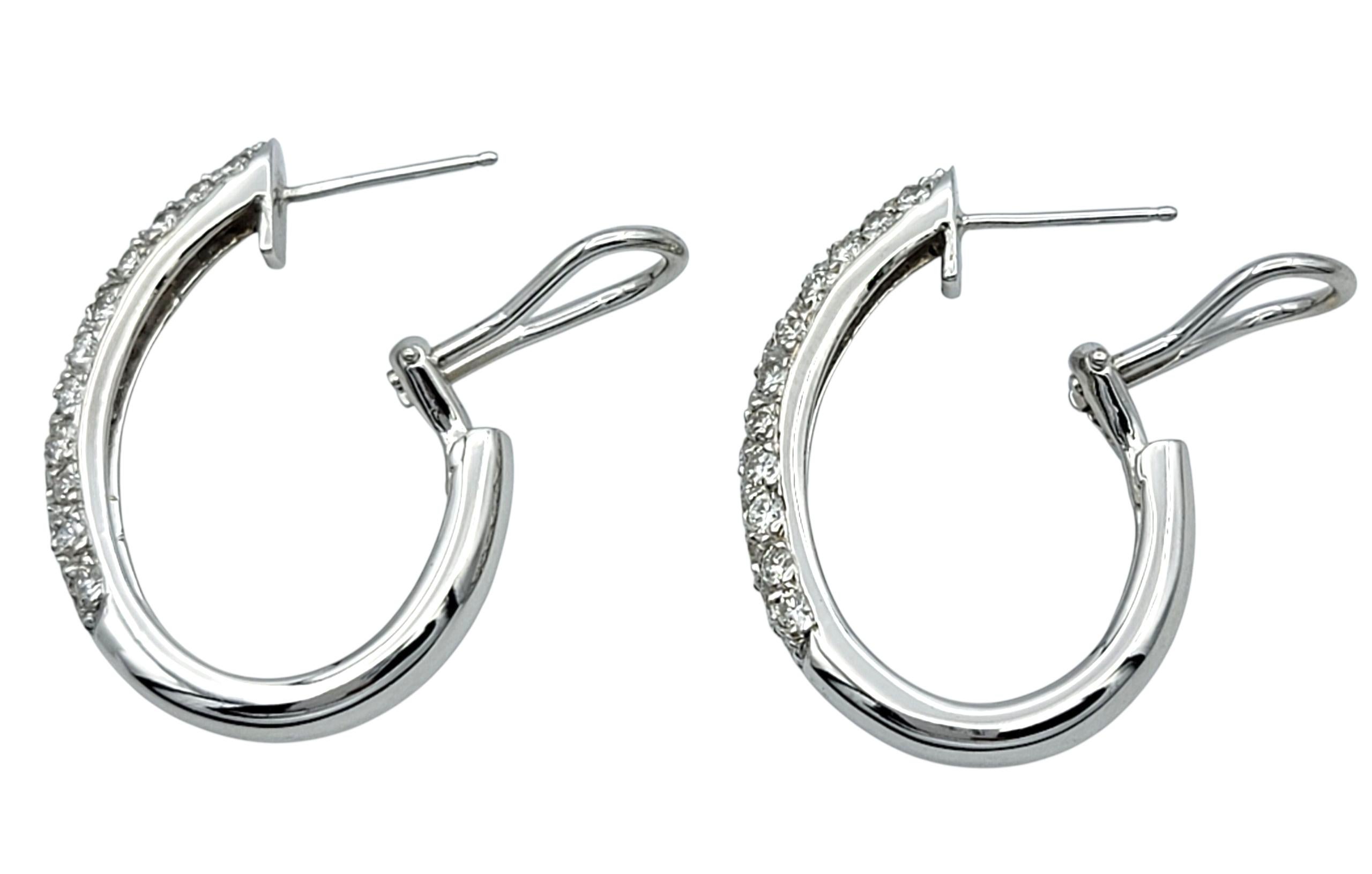 Donna Orecchini Pavé con diamante J Hoop Omega Back in oro bianco lucido 14 carati in vendita