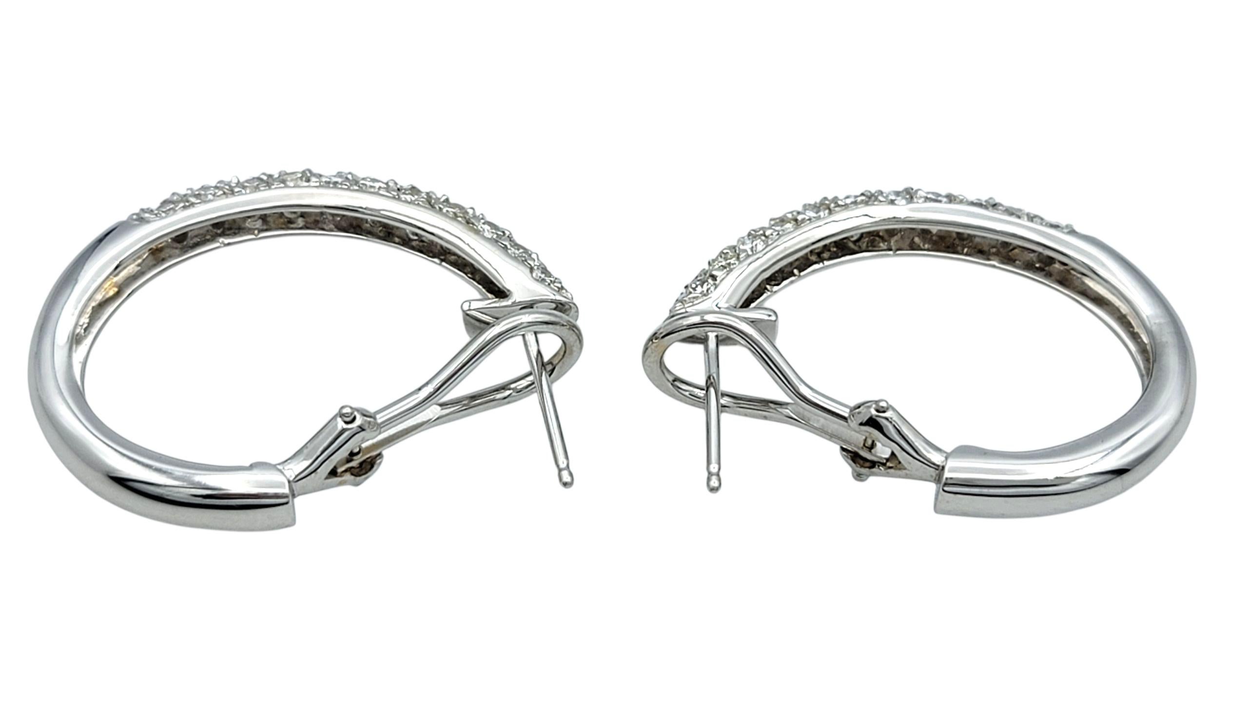 Orecchini Pavé con diamante J Hoop Omega Back in oro bianco lucido 14 carati in vendita 1