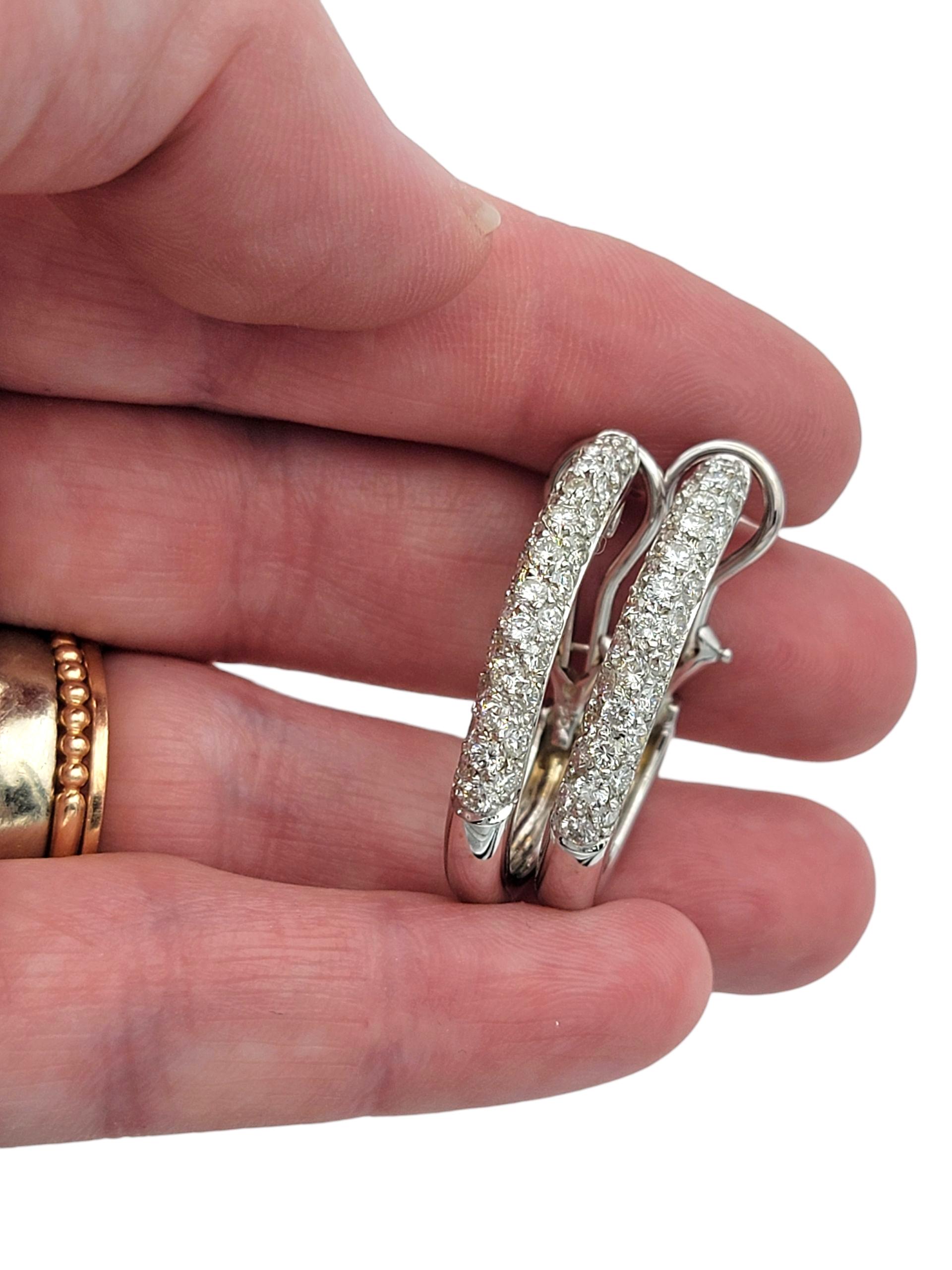 Orecchini Pavé con diamante J Hoop Omega Back in oro bianco lucido 14 carati in vendita 3