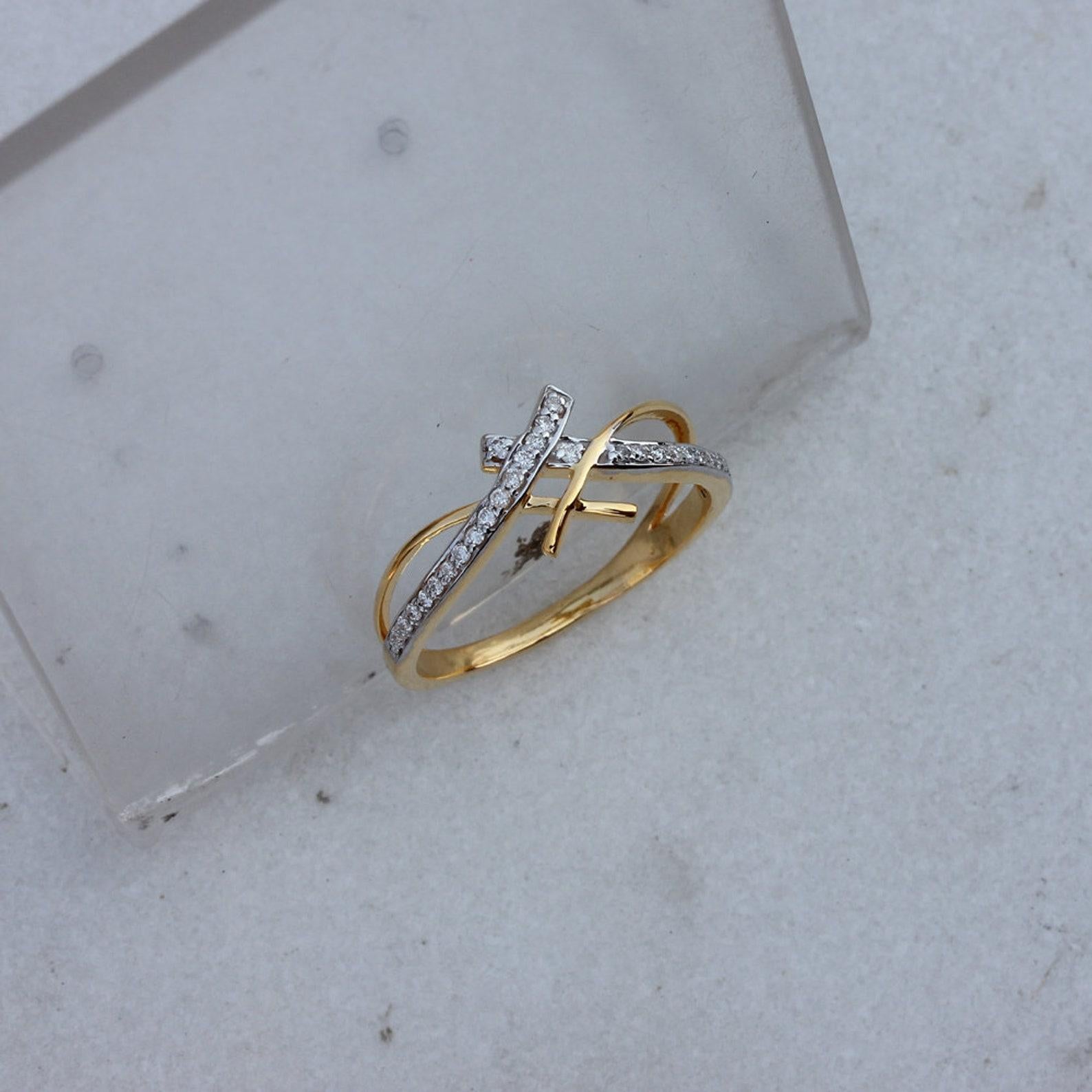 Anello con fascia nuziale in oro 14k con diamante Pave di ultimo design, anello minimalista per lei.

Materiali: Oro, Pietra
Pietra preziosa: Diamante
Colore della gemma: Whiting
Colore della banda: Giallo

Peso del diamante: 0,12ct

Dimensioni