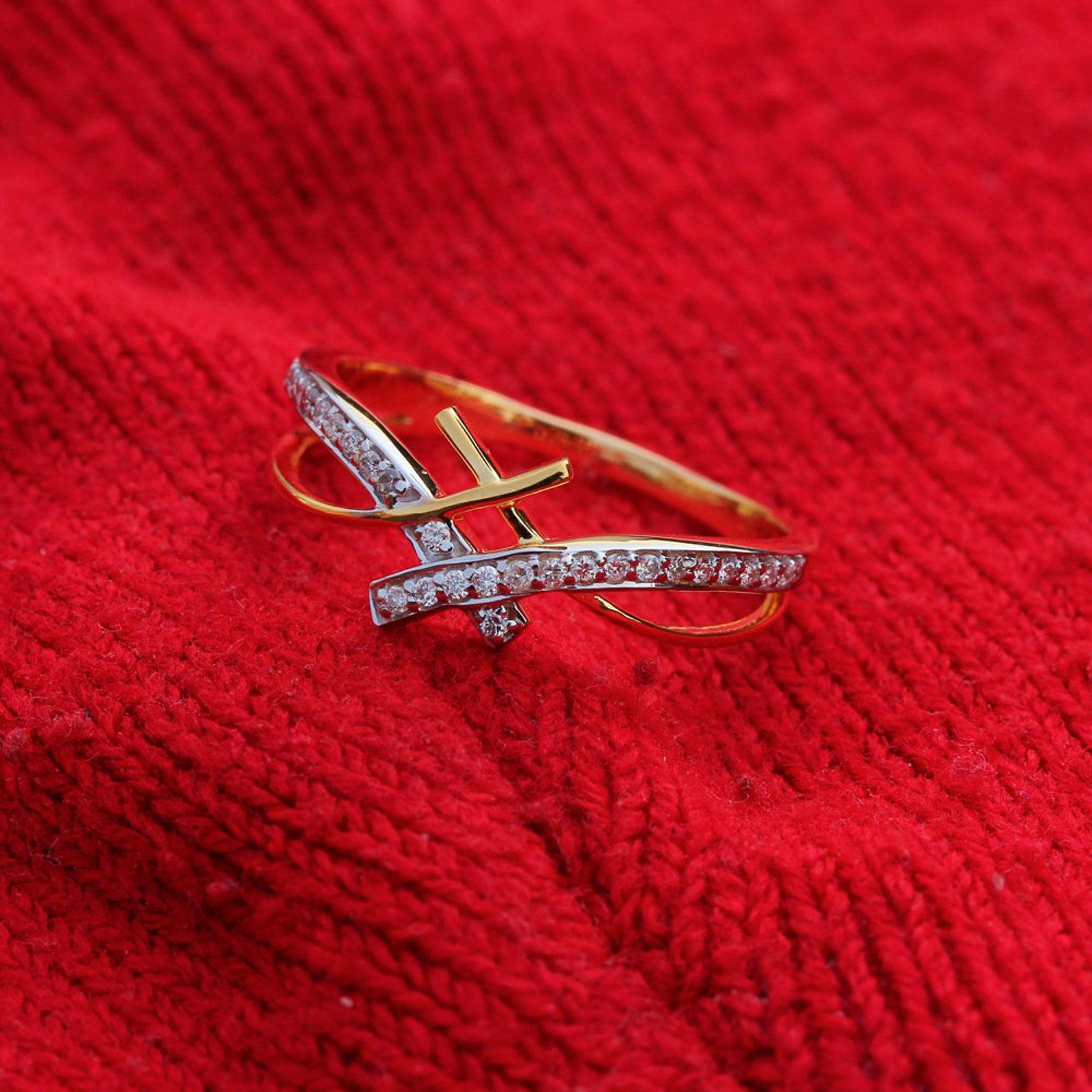 Anello con fascia nuziale in oro 14k con diamante Pave di ultimo design, anello minimalista per lei. In condizioni Nuovo in vendita a Chicago, IL