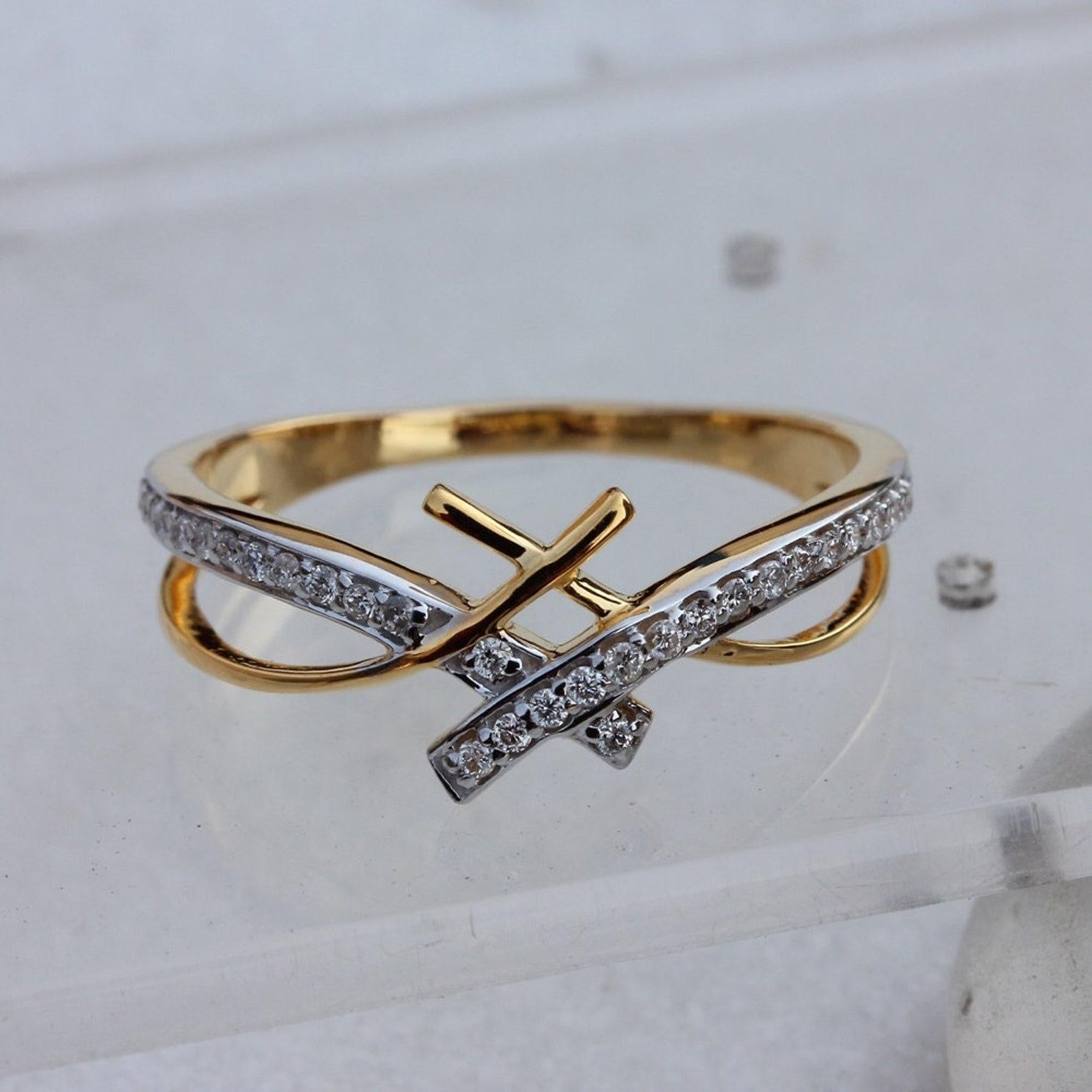 Anello con fascia nuziale in oro 14k con diamante Pave di ultimo design, anello minimalista per lei. in vendita 1