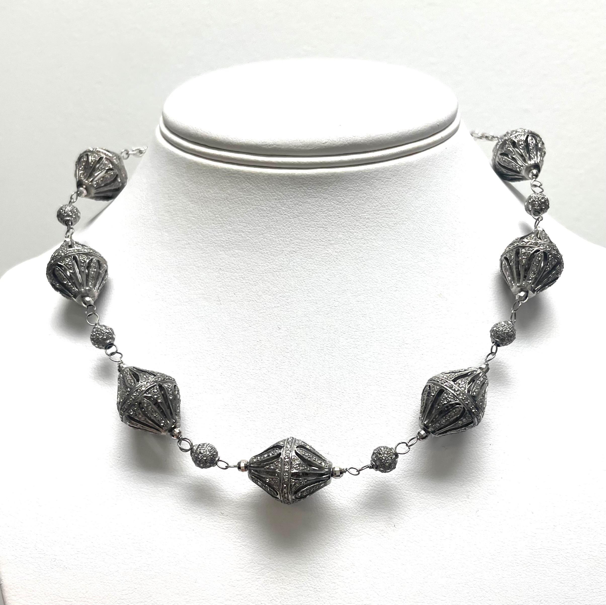 Description
Véritable vitrine lumineuse du savoir-faire et de l'Elegance, ce collier présente une série de grosses perles pavées de diamants en forme de treillis, chacune méticuleusement sertie pour capturer et refléter la lumière avec une brillance