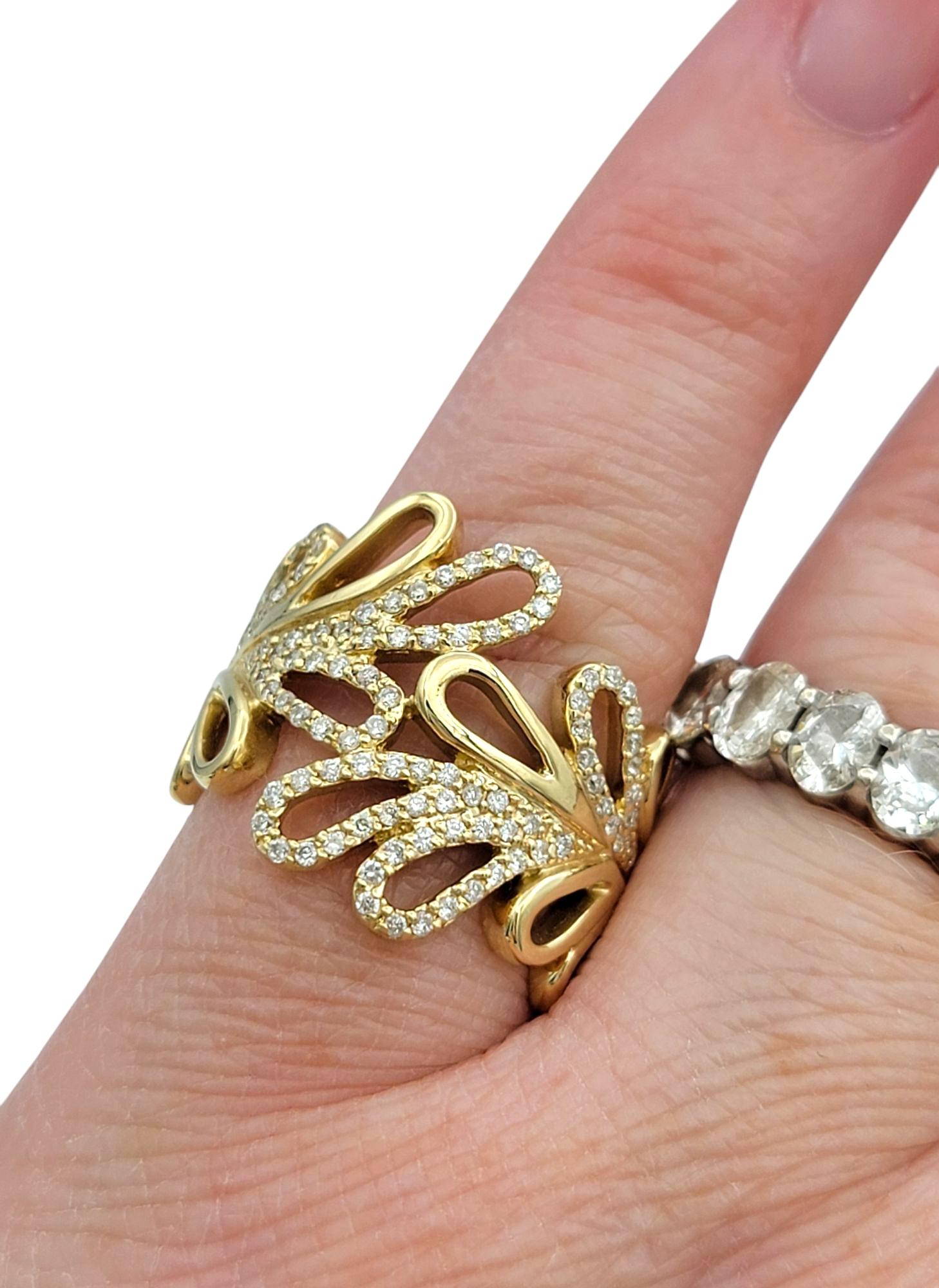 Anello a fascia larga bypass con motivo a foglie di diamanti pavé in oro giallo lucido 14 carati in vendita 4