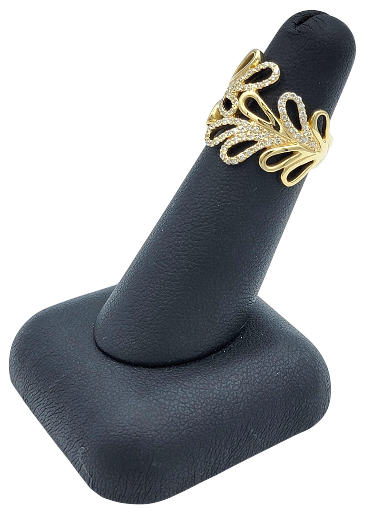Anello a fascia larga bypass con motivo a foglie di diamanti pavé in oro giallo lucido 14 carati in vendita 6