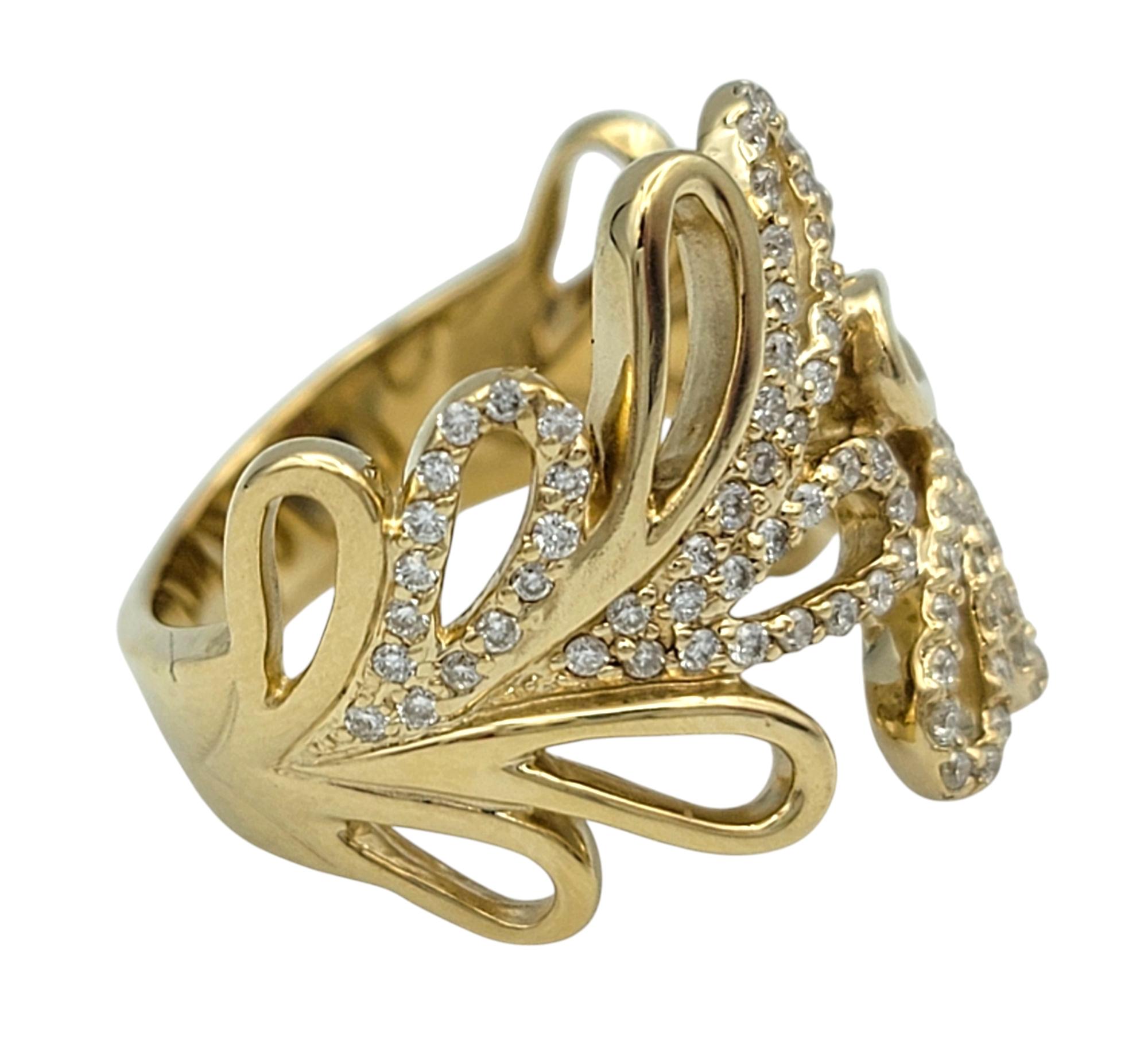 Anello a fascia larga bypass con motivo a foglie di diamanti pavé in oro giallo lucido 14 carati in vendita 1