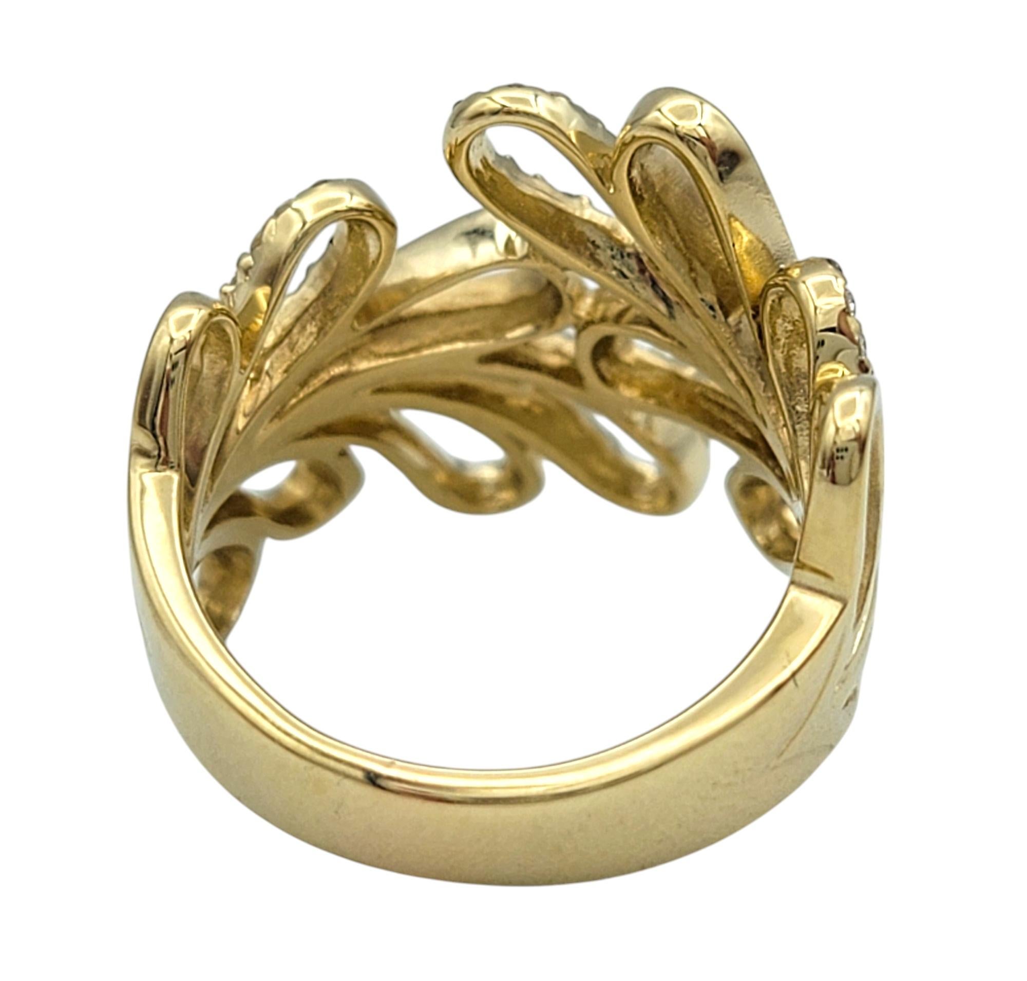 Anello a fascia larga bypass con motivo a foglie di diamanti pavé in oro giallo lucido 14 carati in vendita 2