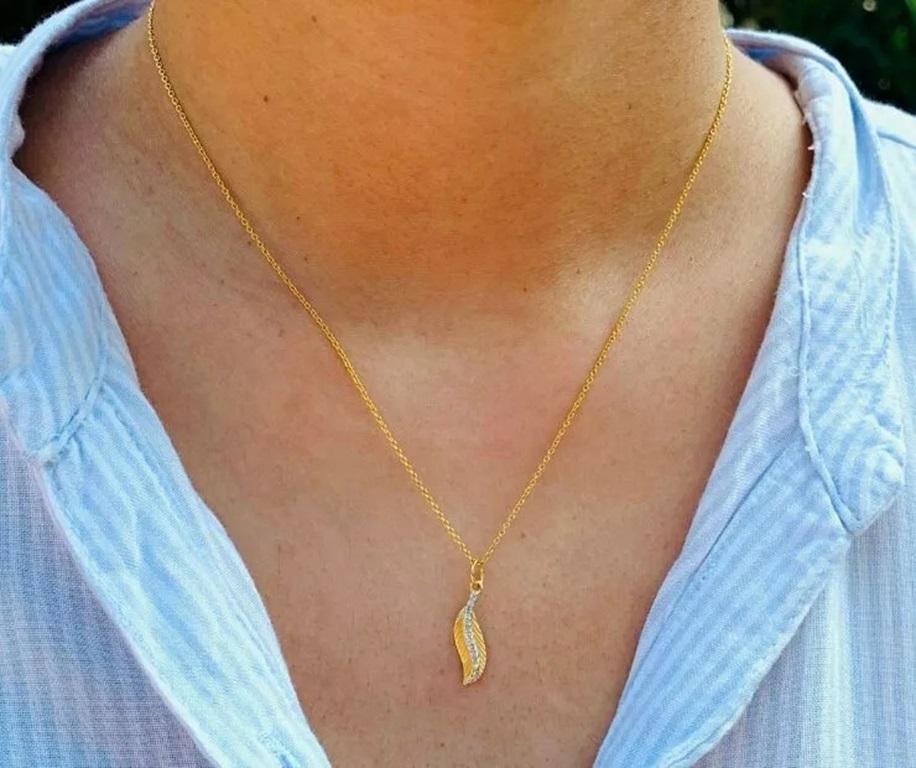 Taglio rotondo Collana Pave Diamond Leaf Minimalista in oro 14k Dainty in vendita