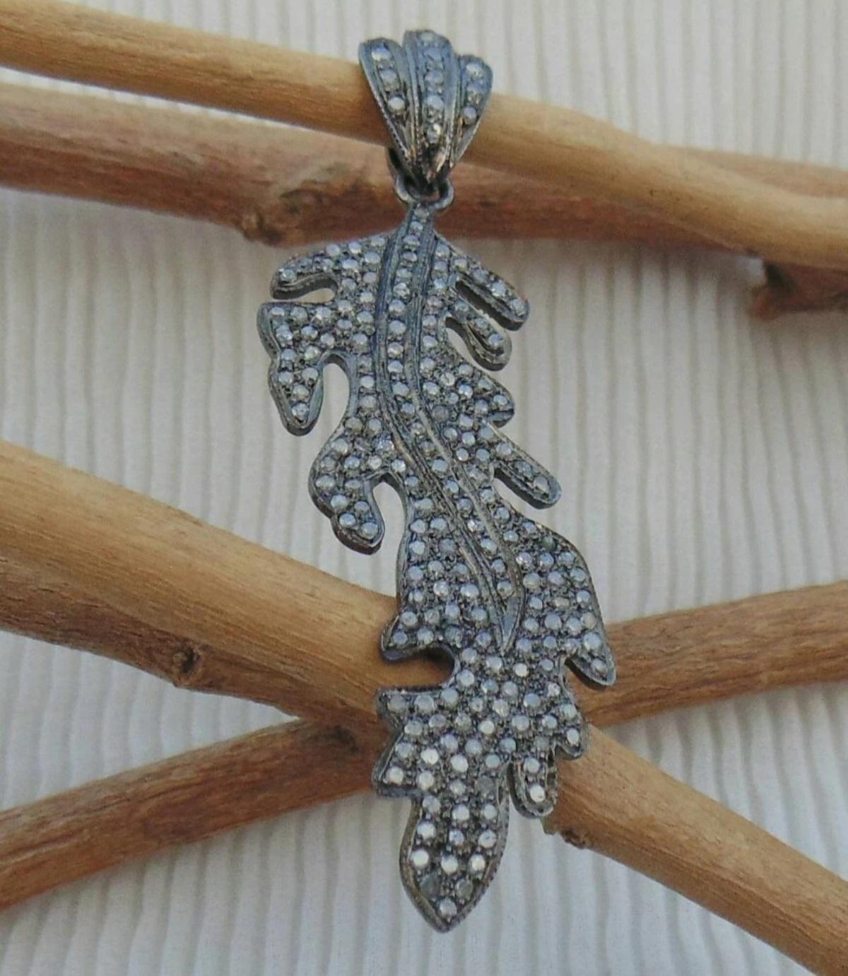 Ciondolo a forma di foglia con diamante Pave in argento 925 Ciondolo di compleanno con diamante, regalo di charme.

Metallo di base
Argento Sterling, 925 parti per 1000
Peso del diamante
1,83 carati circa
Metallo
Argento
Forma della pietra
