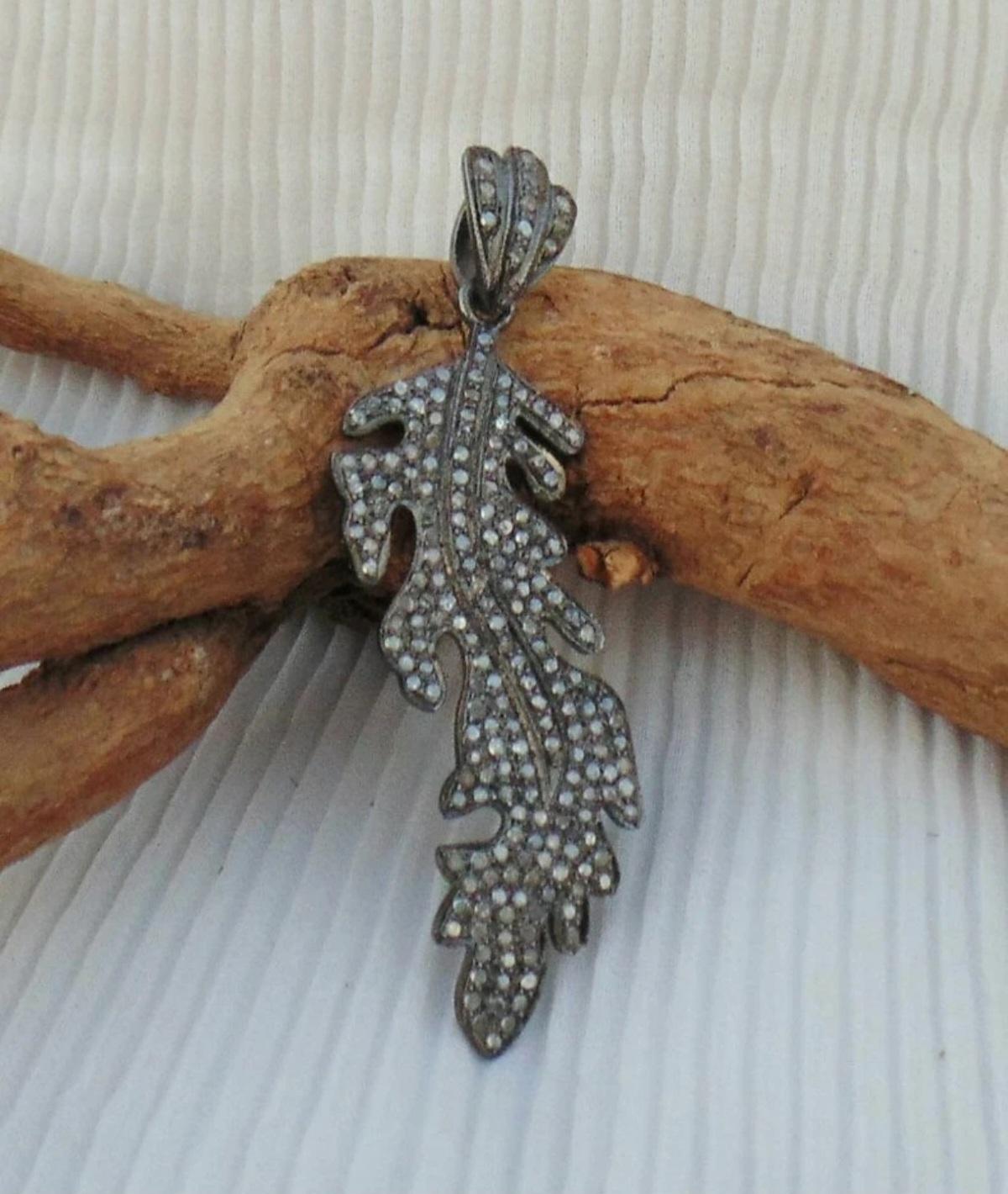 Taglio rotondo Ciondolo a forma di foglia con diamante Pave in argento 925 Ciondolo di compleanno con diamante, regalo di charme. in vendita