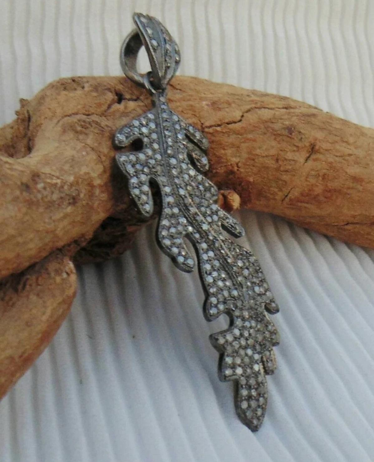 da uomo o donna Ciondolo a forma di foglia con diamante Pave in argento 925 Ciondolo di compleanno con diamante, regalo di charme. in vendita
