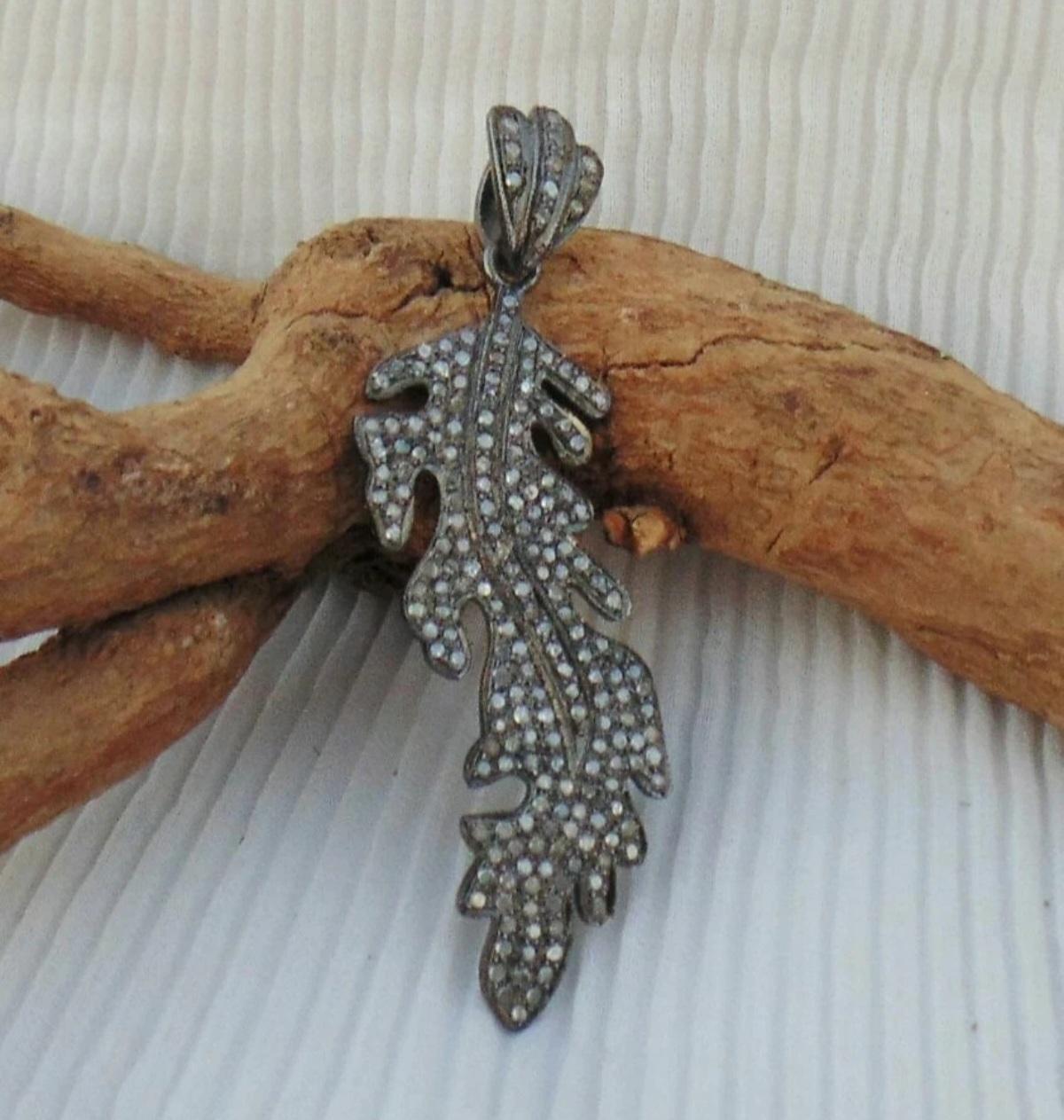 Ciondolo a forma di foglia con diamante Pave in argento 925 Ciondolo di compleanno con diamante, regalo di charme. in vendita 2