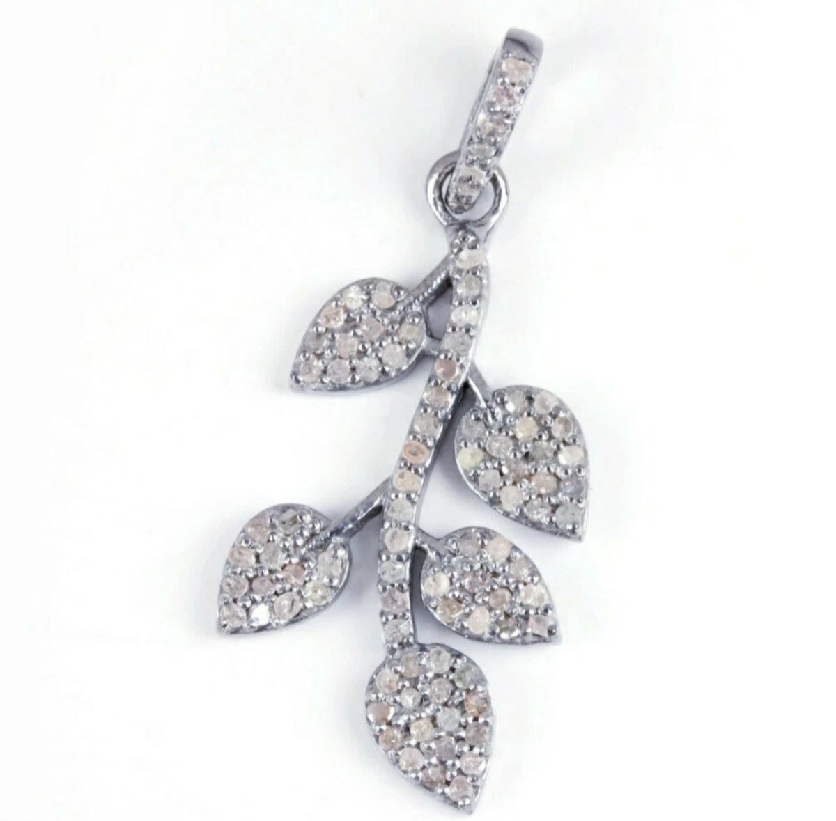 Ciondolo a forma di foglia con diamante Pave, ciondolo in argento 925 per donne e ragazze.

Tagliare
Molto buono
Metallo
Argento
Forma della pietra principale A. Stone
Rotondo
Peso totale dei carati
1.25 - 1.49
Purezza del metallo
925 parti per