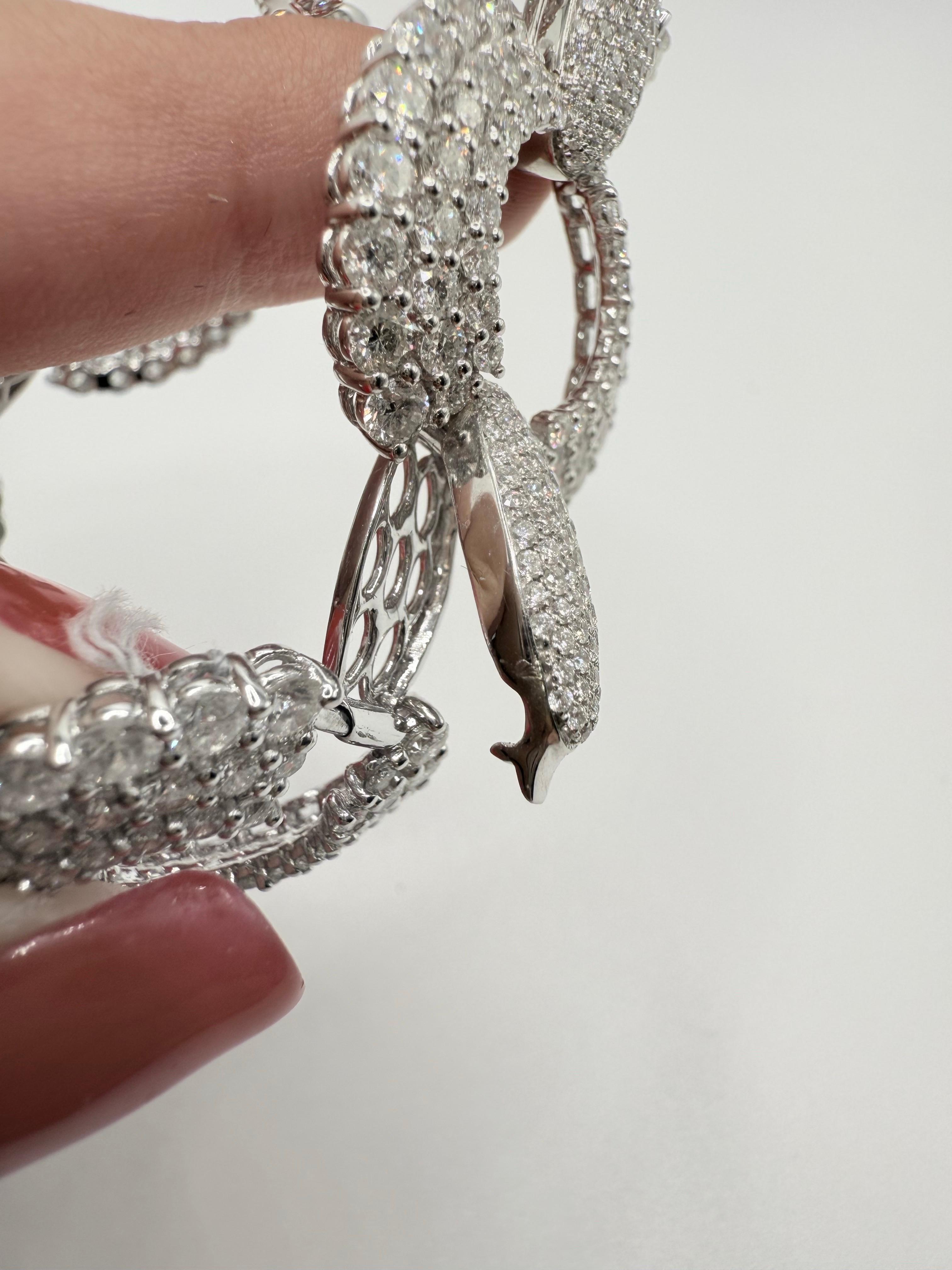 Ce remarquable bracelet à maillons en diamants est une déclaration audacieuse d'élégance et de savoir-faire. Conçu en or blanc 18 carats, le bracelet présente un motif sophistiqué de maillons ovales et ronds imbriqués, chacun méticuleusement serti