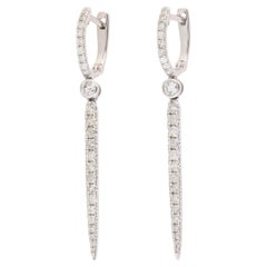 Orecchini a forma di pugnale lungo con pavé di diamanti in oro bianco 14 carati