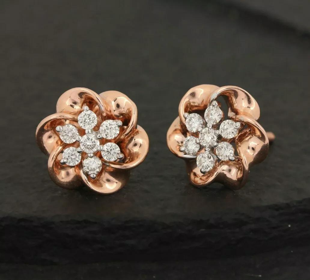 Taille ronde Clous d'oreilles mini fleur en or rose 14 carats sertis de diamants pavés en vente