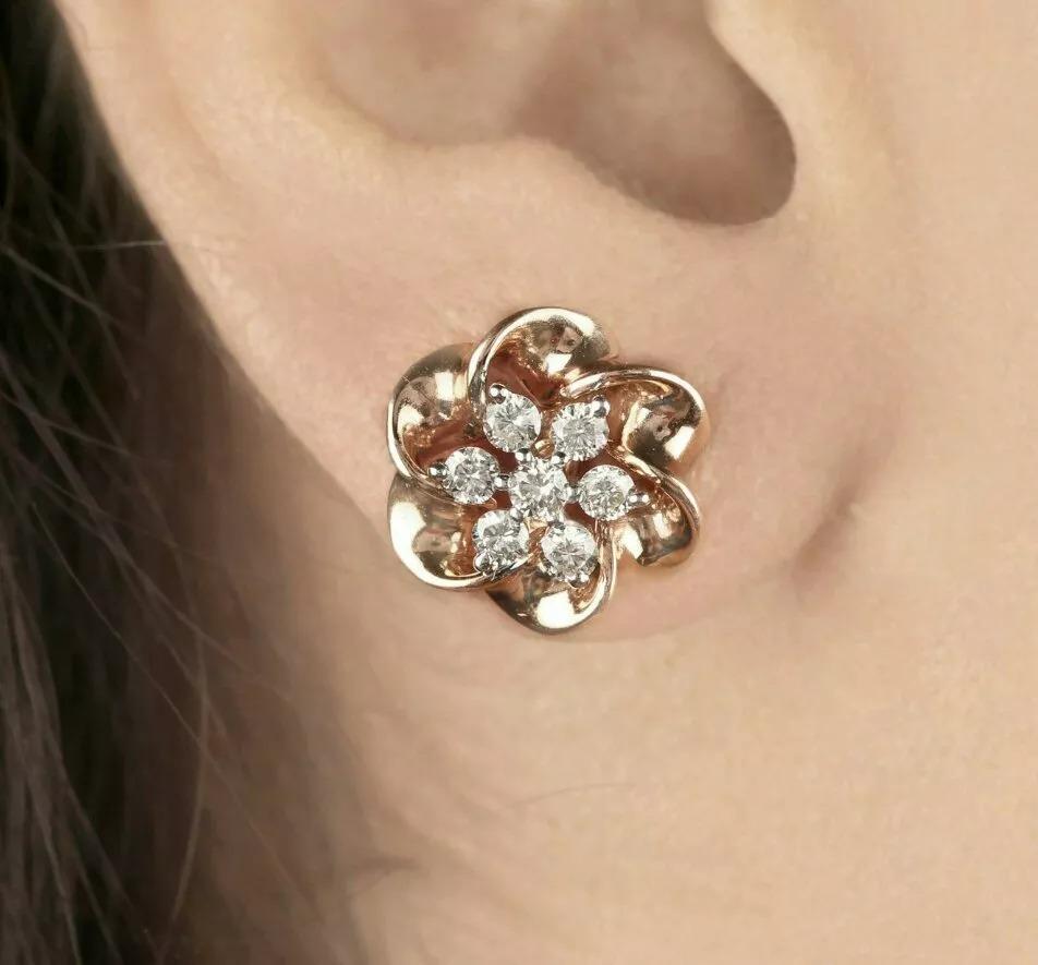 Clous d'oreilles mini fleur en or rose 14 carats sertis de diamants pavés Neuf - En vente à Chicago, IL