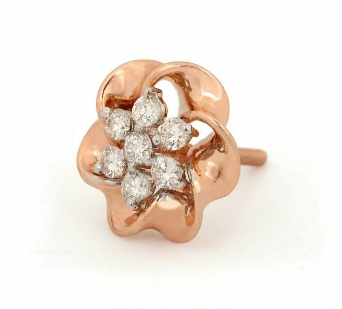 Orecchino con pavé di diamanti Mini Flower Stud Earring in oro rosa 14k Regalo di alta gioielleria. In condizioni Nuovo in vendita a Chicago, IL