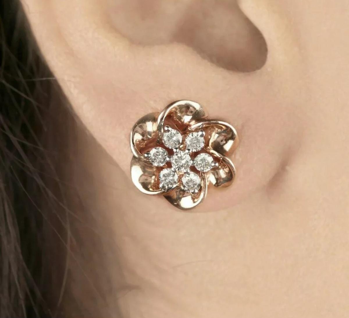 da uomo o donna Orecchino con pavé di diamanti Mini Flower Stud Earring in oro rosa 14k Regalo di alta gioielleria. in vendita