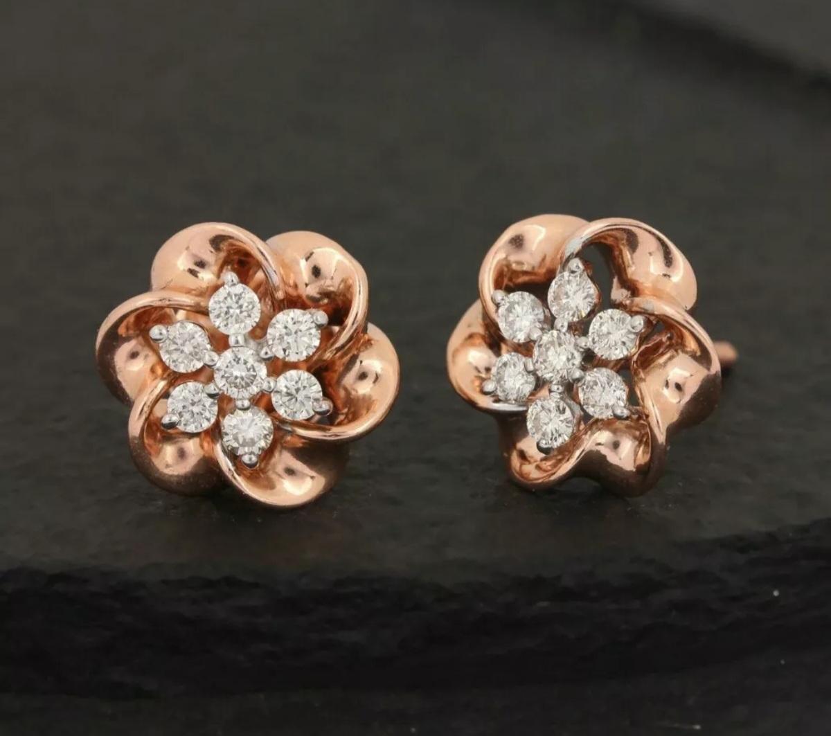 Orecchino con pavé di diamanti Mini Flower Stud Earring in oro rosa 14k Regalo di alta gioielleria. in vendita 2