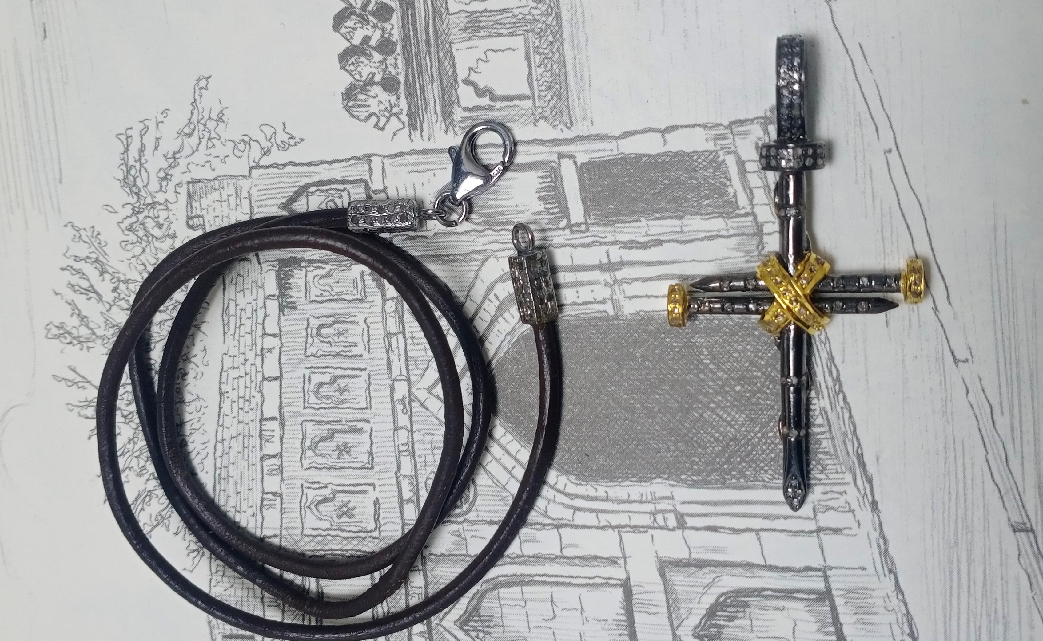 Pendentif croix de clous en argent sterling pavé de diamants avec collier en cuir Neuf - En vente à Delhi, DL
